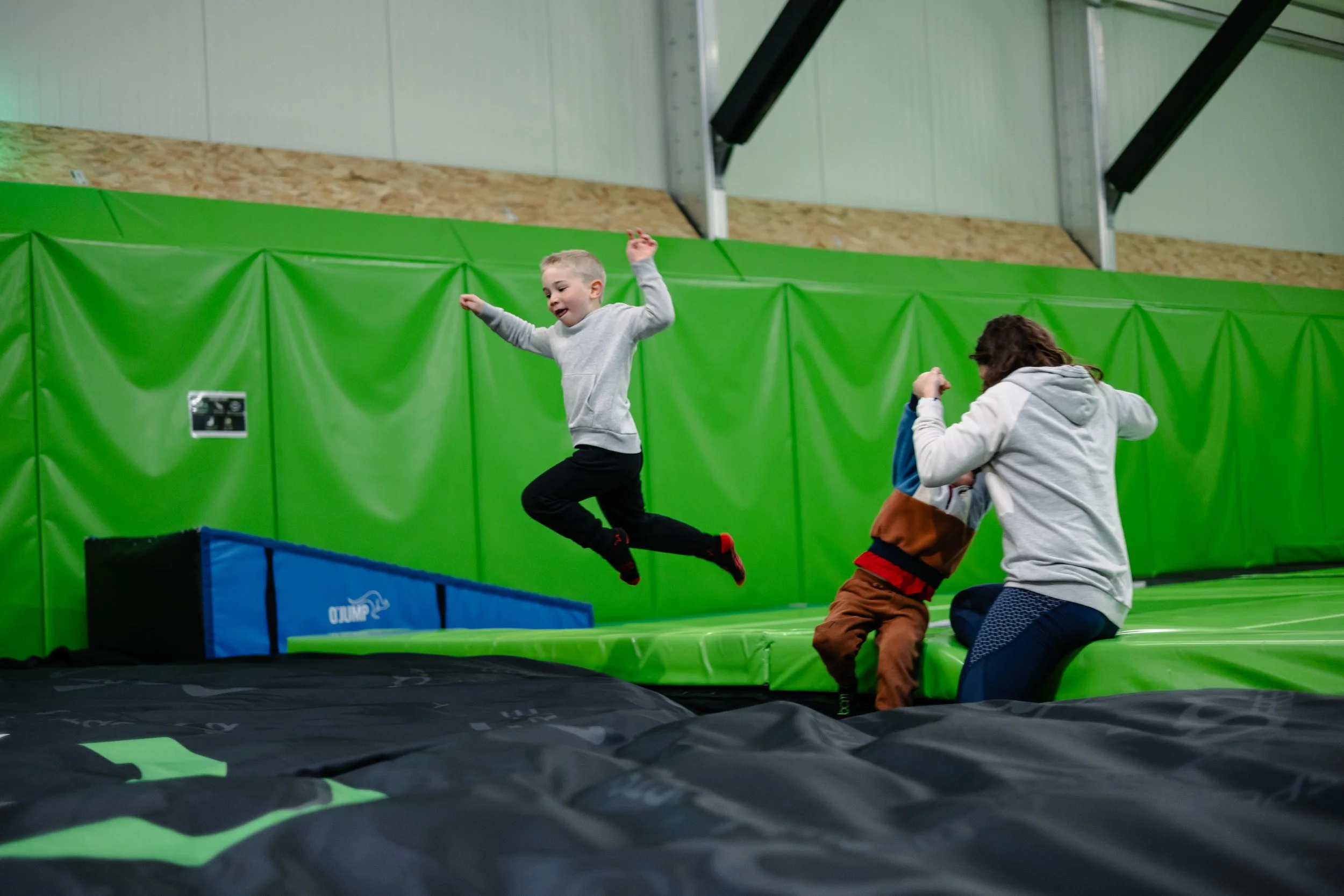 Enfant qui saut =e dans le airbag de bam freesports annecy