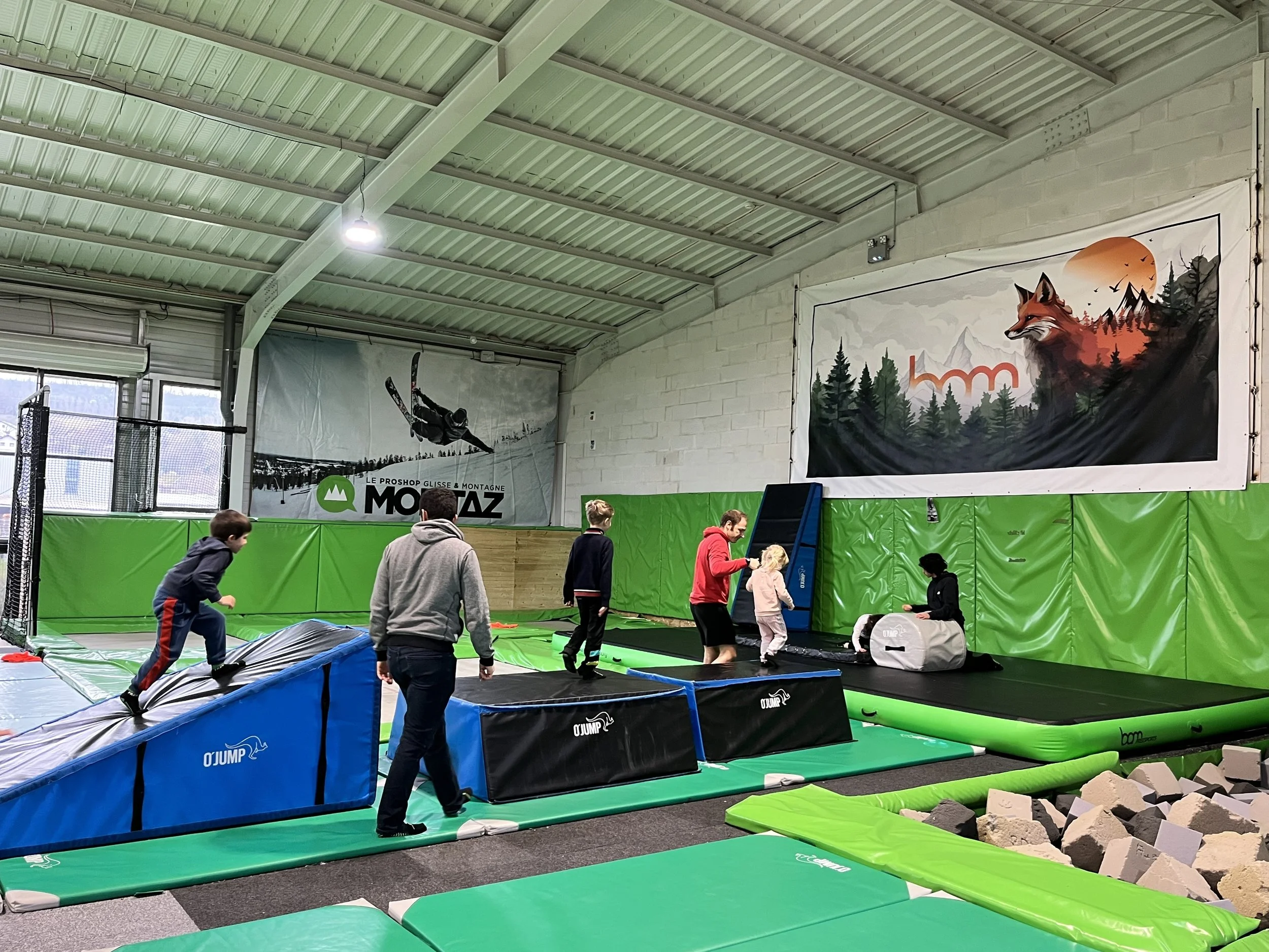 Que faire en attendant vos enfants au trampoline ?