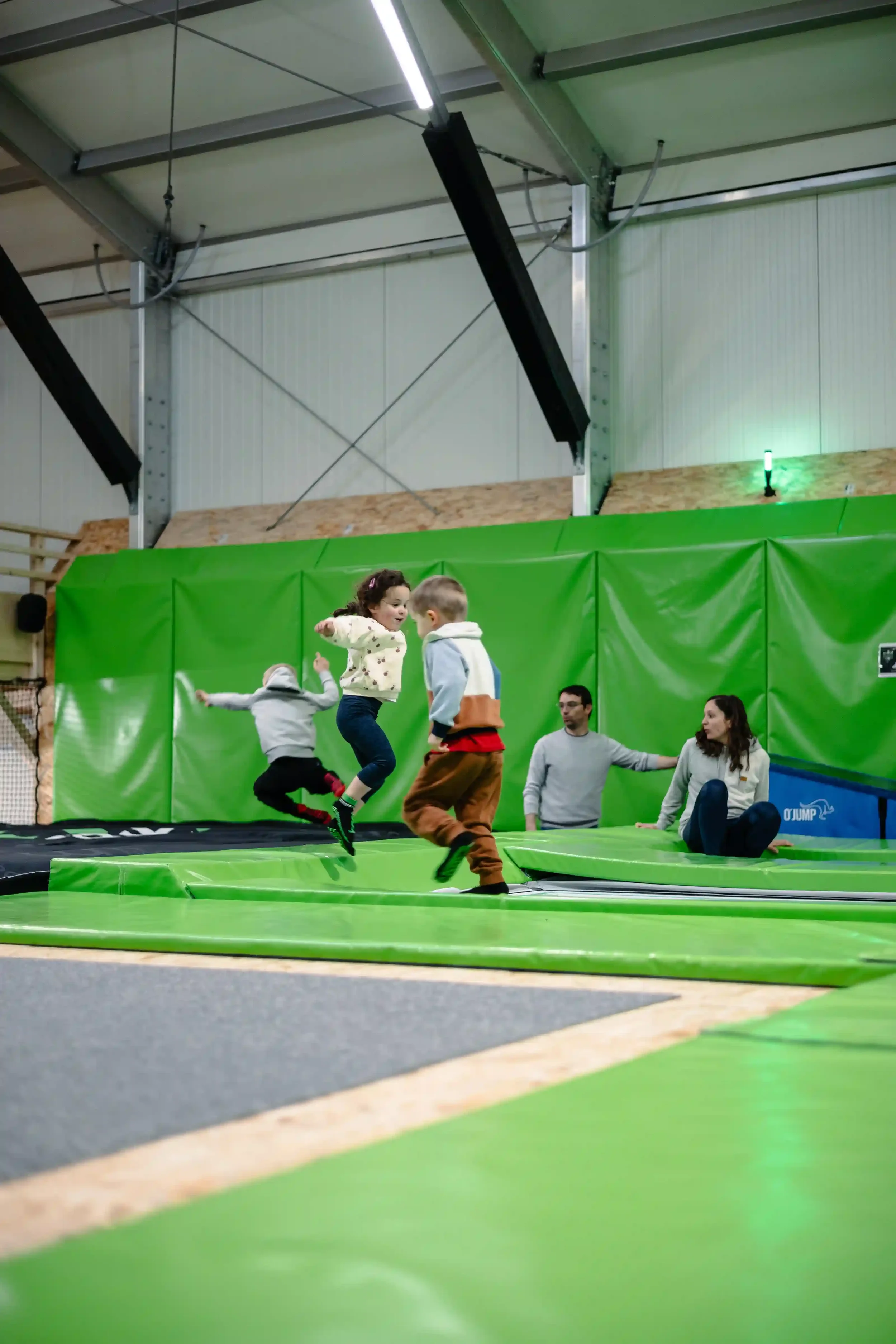 Petits enfants qui sautent dans le airbag de BAM FREESPORTS Annecy