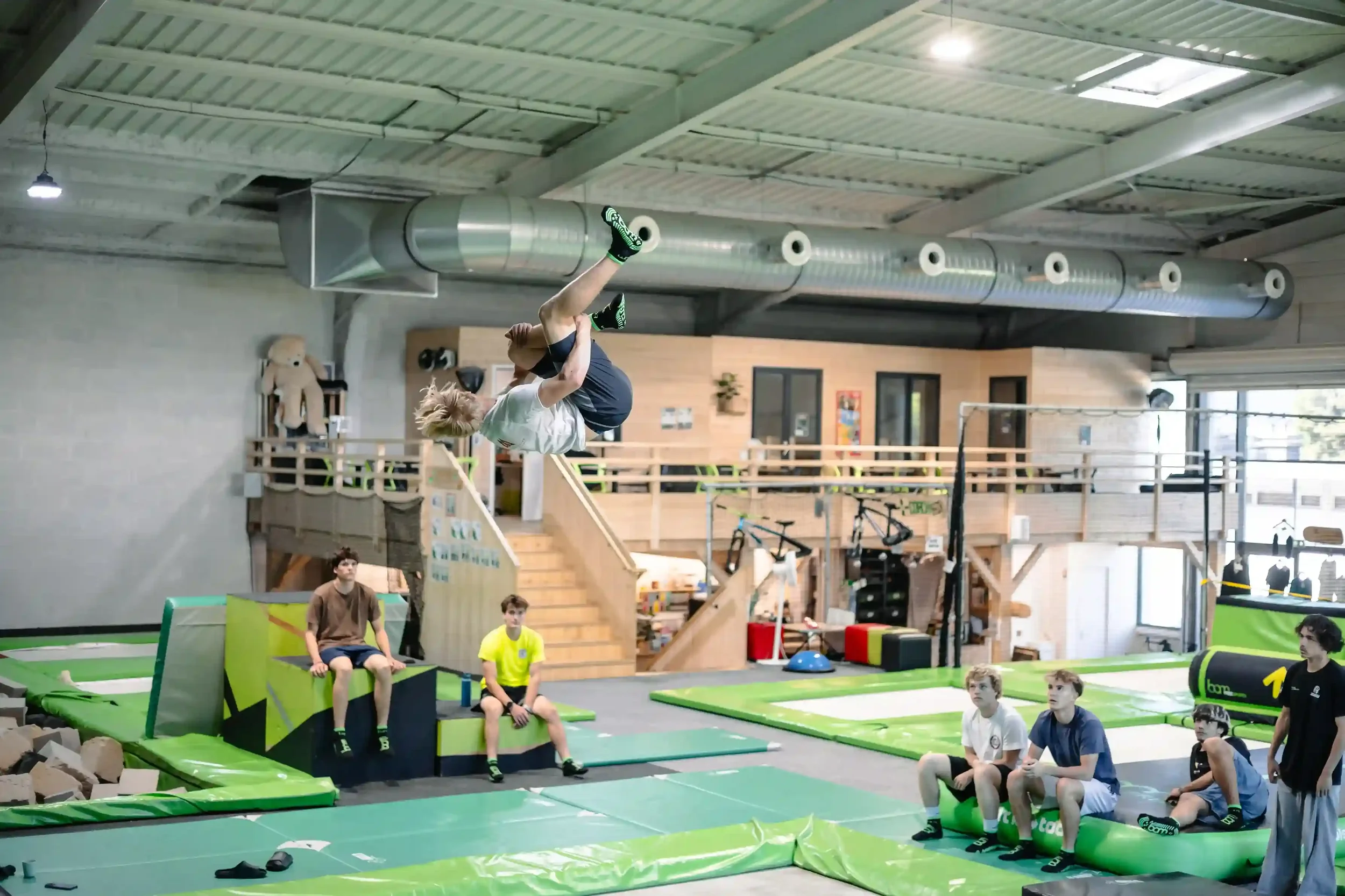Jeunes adolescents qui font des figures sur le méga-trampoline de BAM FREESPORTS Chambéry.