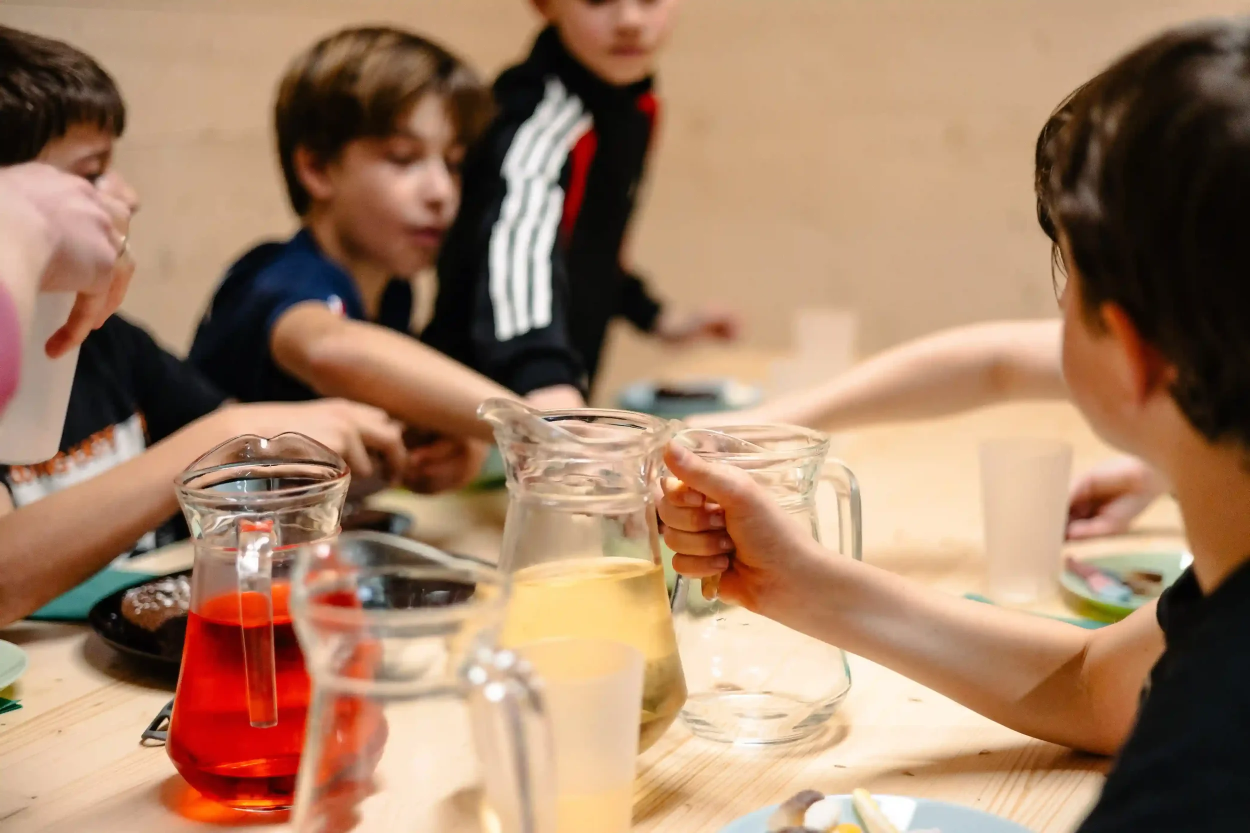 Enfants qui se servent du sirop lors d'un anniversaire à BAM FREESPORTS Annecy.
