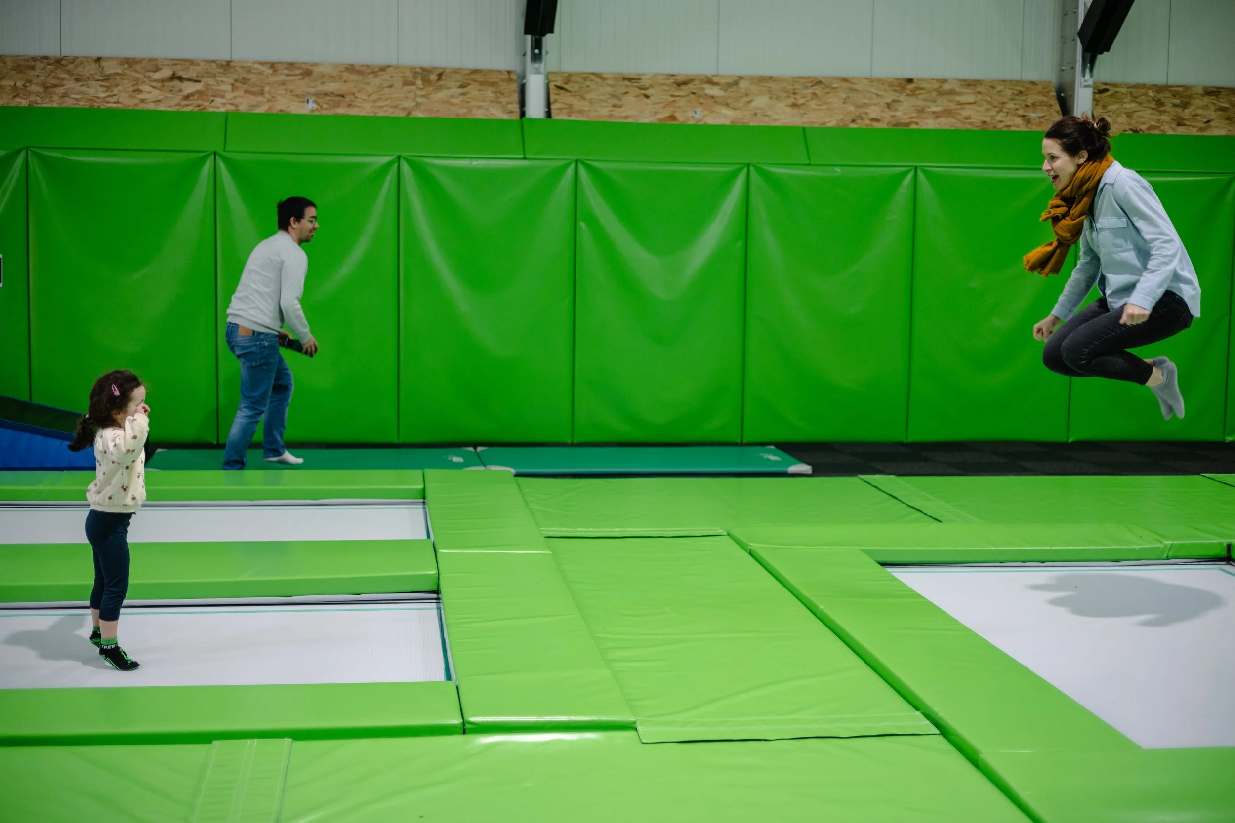 Petit enfant qui saute sur un trampoline avec sa maman dans la salle de trampoline de BAM FREESPORTS