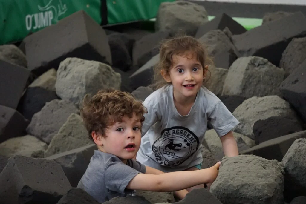 Petits enfants qui jouent dans le bac à mousse du trampoline park de BAM FREESPORTS