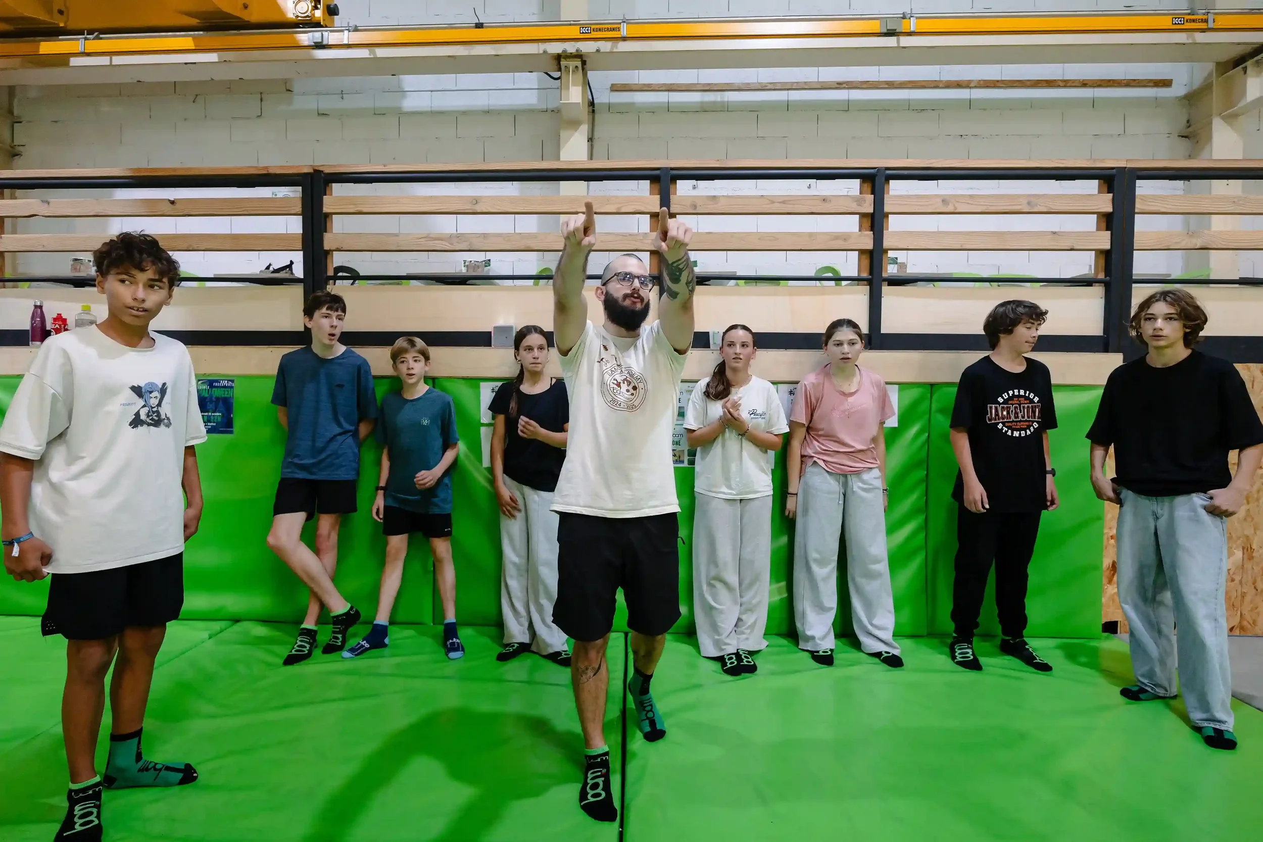 Présentation d'une activité trampoline par un coach lors d'un anniversaire dans la salle de BAM FREESPORTS.
