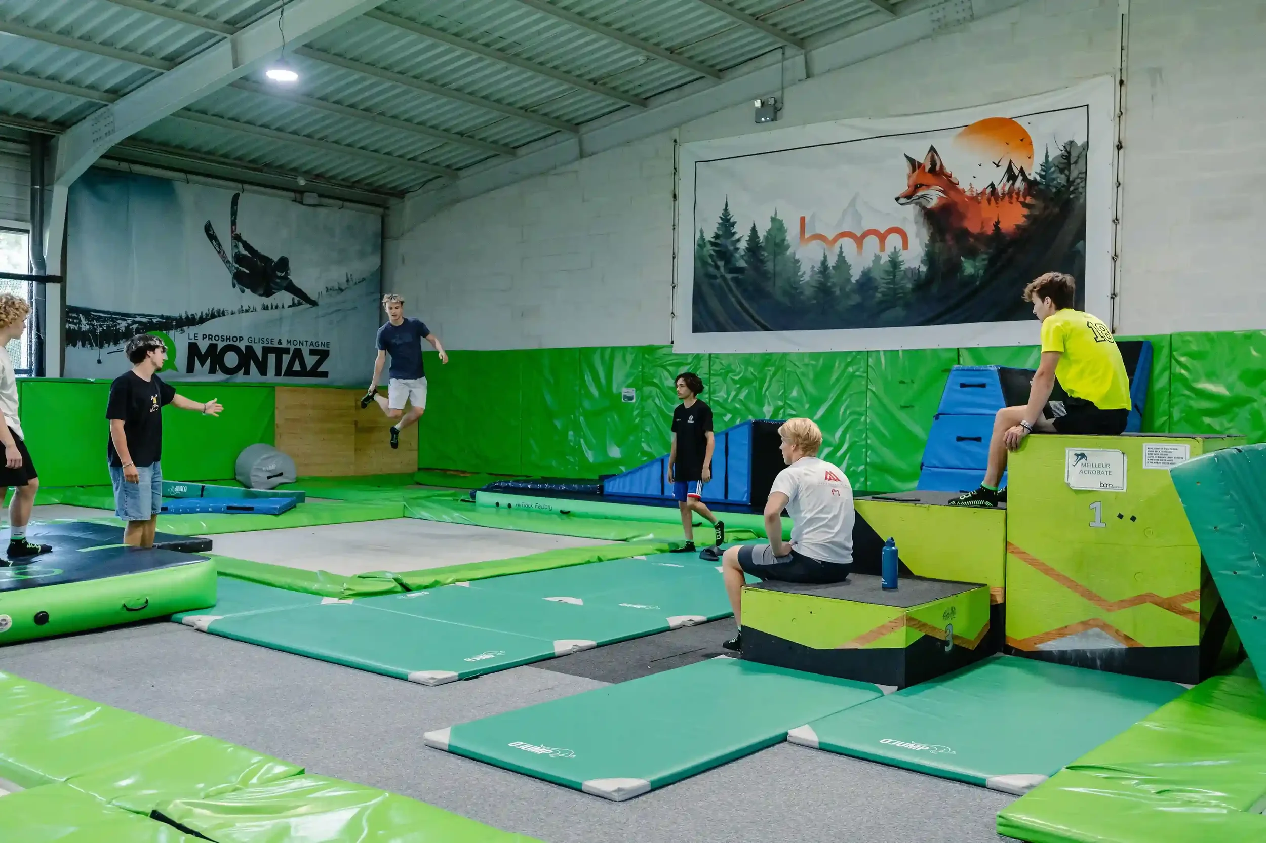 Jeunes pratiquants de trampoline freestyle qui s'entrainent dans la salle de BAM FREESPORTS Chambéry.