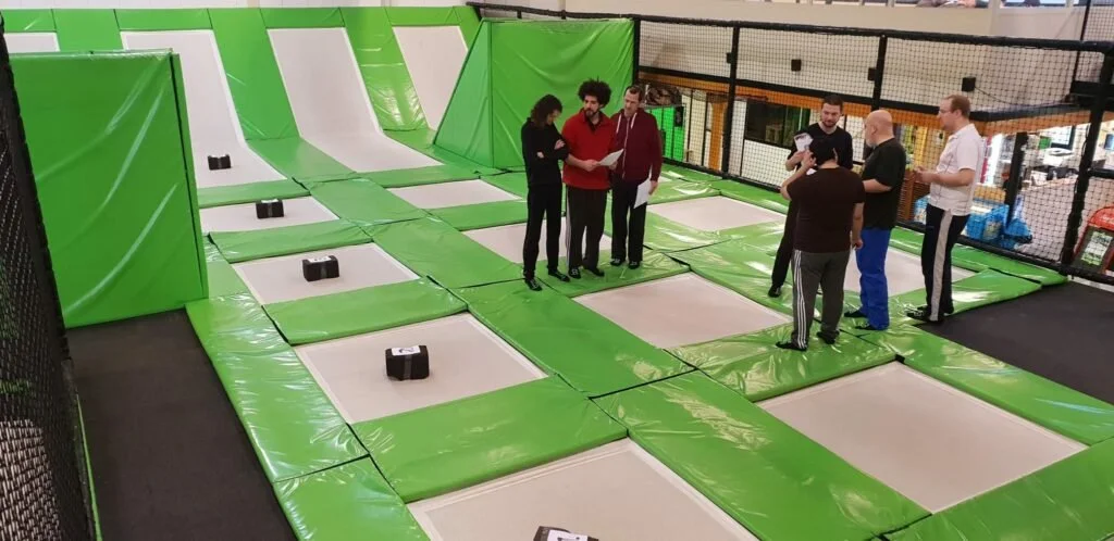 Salariés d'entreprise en réflexion lors d'un teambuilding dans la salle de BAM FREESPORTS.