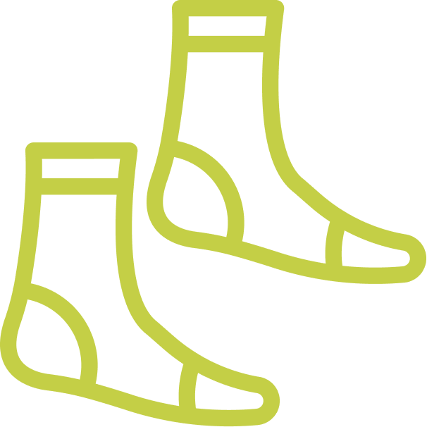 Deux chaussettes de couleur verte avec un contour noir.