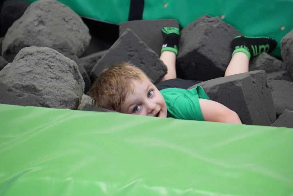 Petits enfants dans la mousse lors d'une activité trampoline à BAM FREESPORTS.