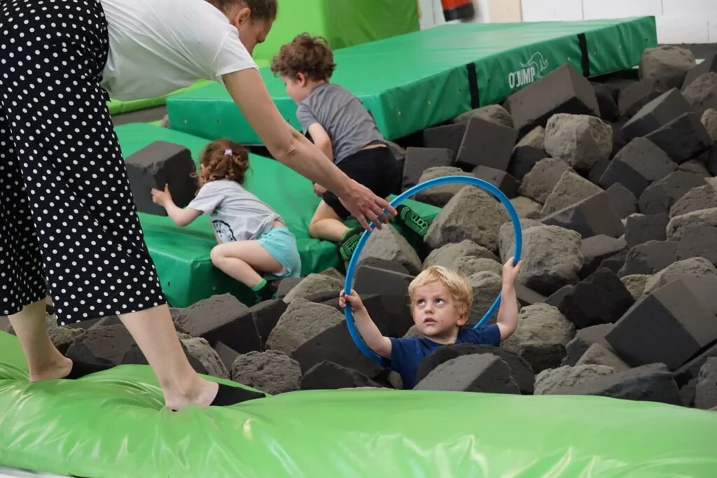 Petits enfants avec des cerceaux en main pour une activité trampoline dans le bac à mousse à BAM FREESPORTS.