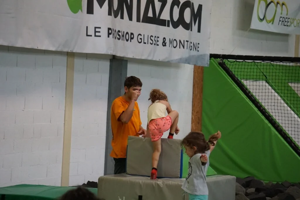 Petits enfants qui jouent avec un coach et des blocs de mousse lors d'une activité trampoline à BAM FREESPORTS.