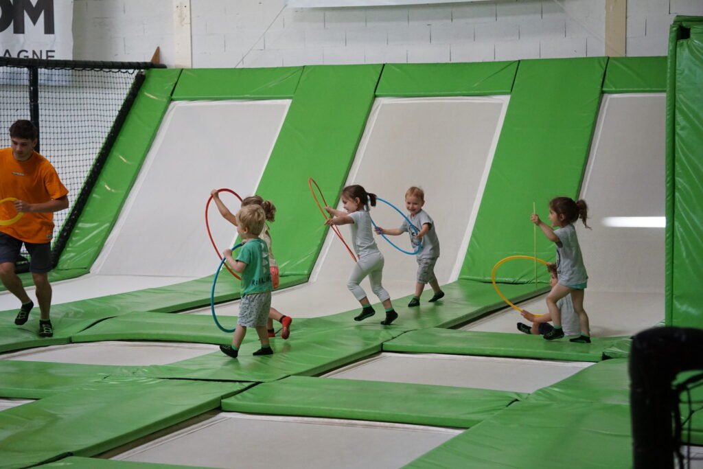 Petits enfants avec des cerceaux en main pour une activité trampoline à BAM FREESPORTS.