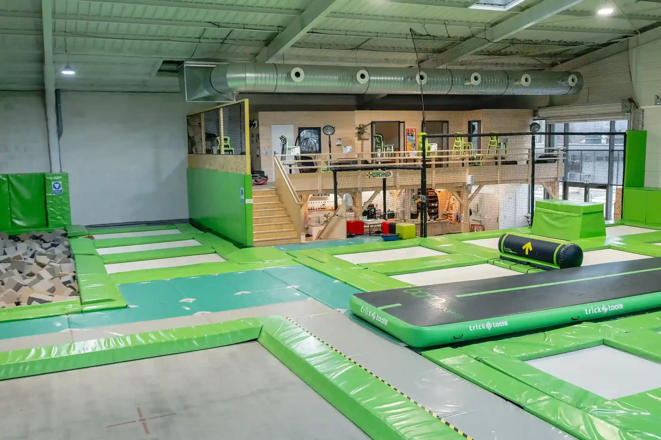Intérieur de la salle de trampoline freestyle BAM FREESPORTS à Chambéry.