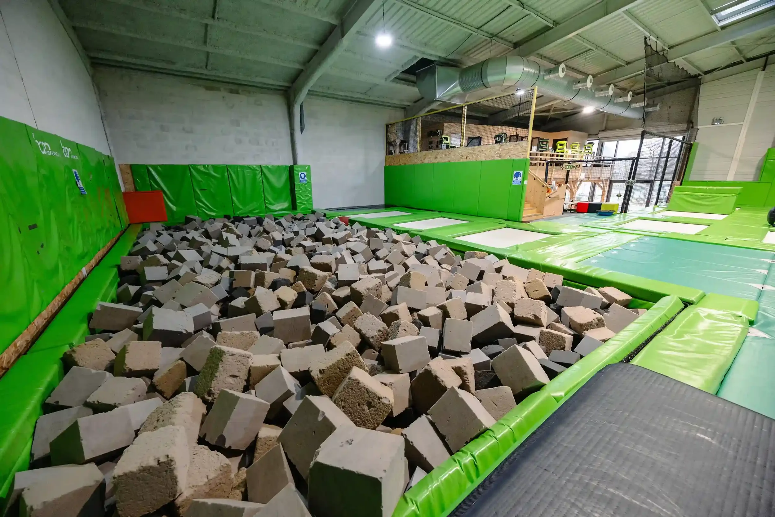Intérieur de la salle de trampoline freestyle BAM FREESPORTS à Chambéry.