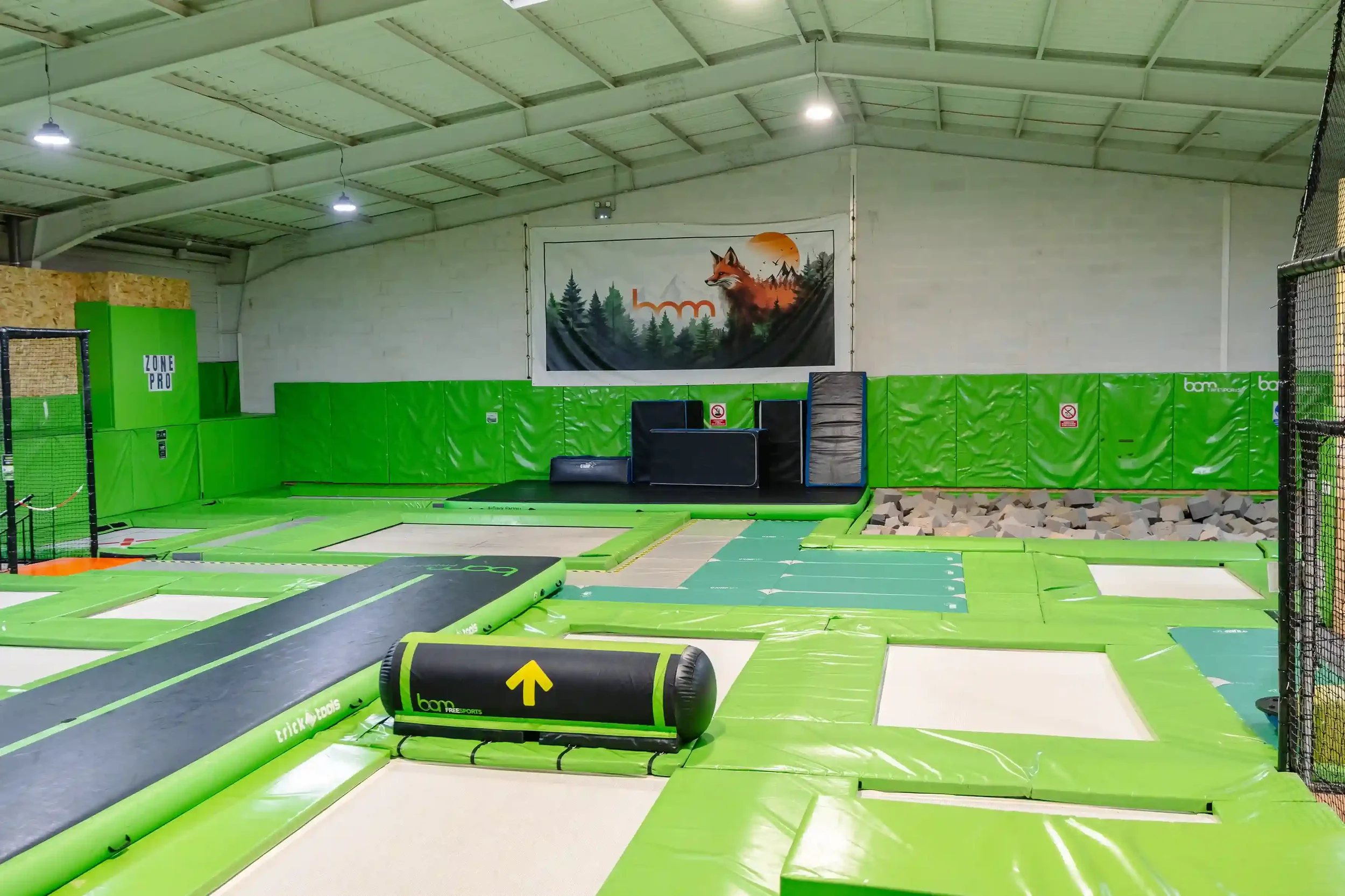 Intérieur de la salle de trampoline freestyle BAM FREESPORTS à Chambéry.