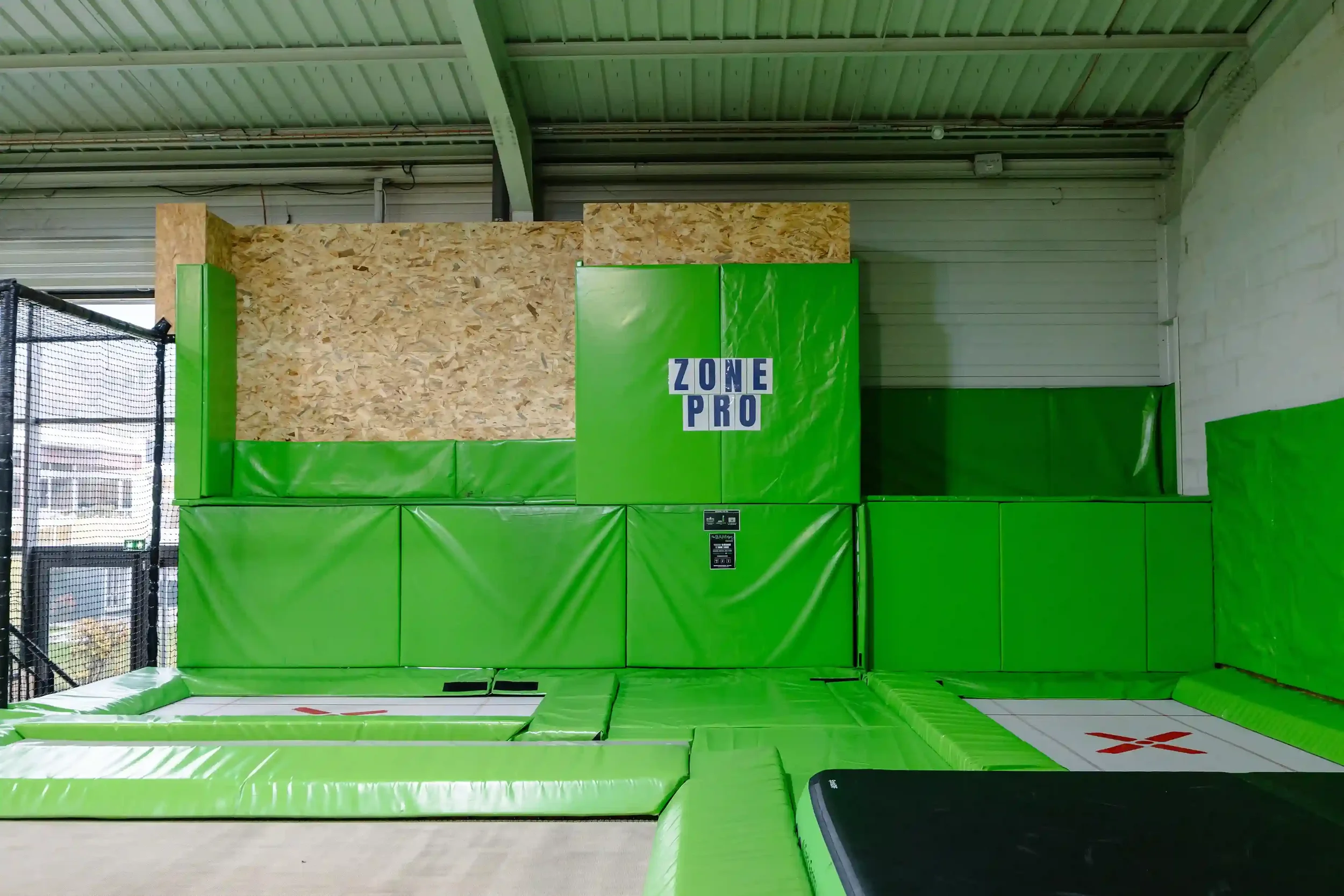 Intérieur de la salle de trampoline freestyle BAM FREESPORTS à Chambéry.