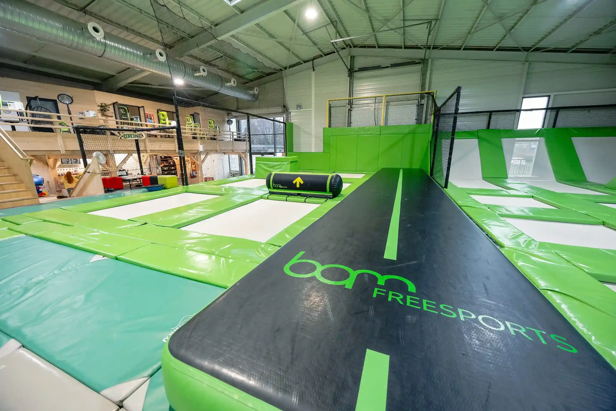 Intérieur de la salle de trampoline freestyle BAM FREESPORTS à Chambéry.