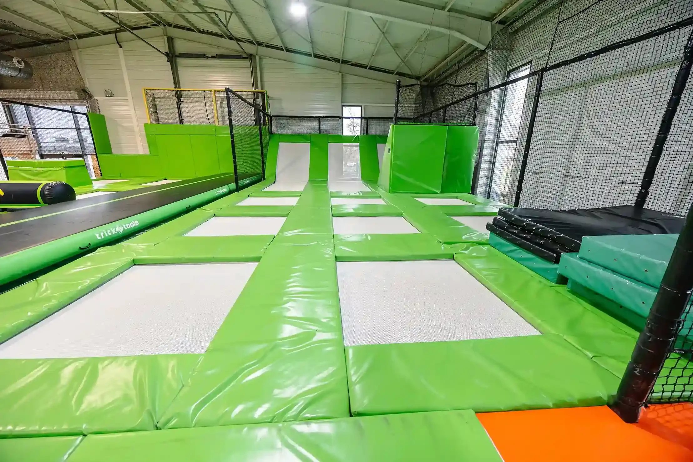 Intérieur de la salle de trampoline freestyle BAM FREESPORTS à Chambéry.