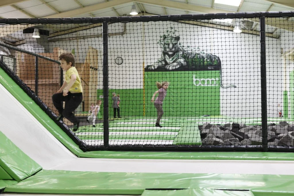Enfant qui saute sur les trampolines de BAM FREESPORTS lors d'un cours.