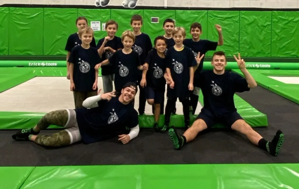 Photo de groupe avec les coachs et les élèves des cours à BAM FREESPORTS Chambéry.