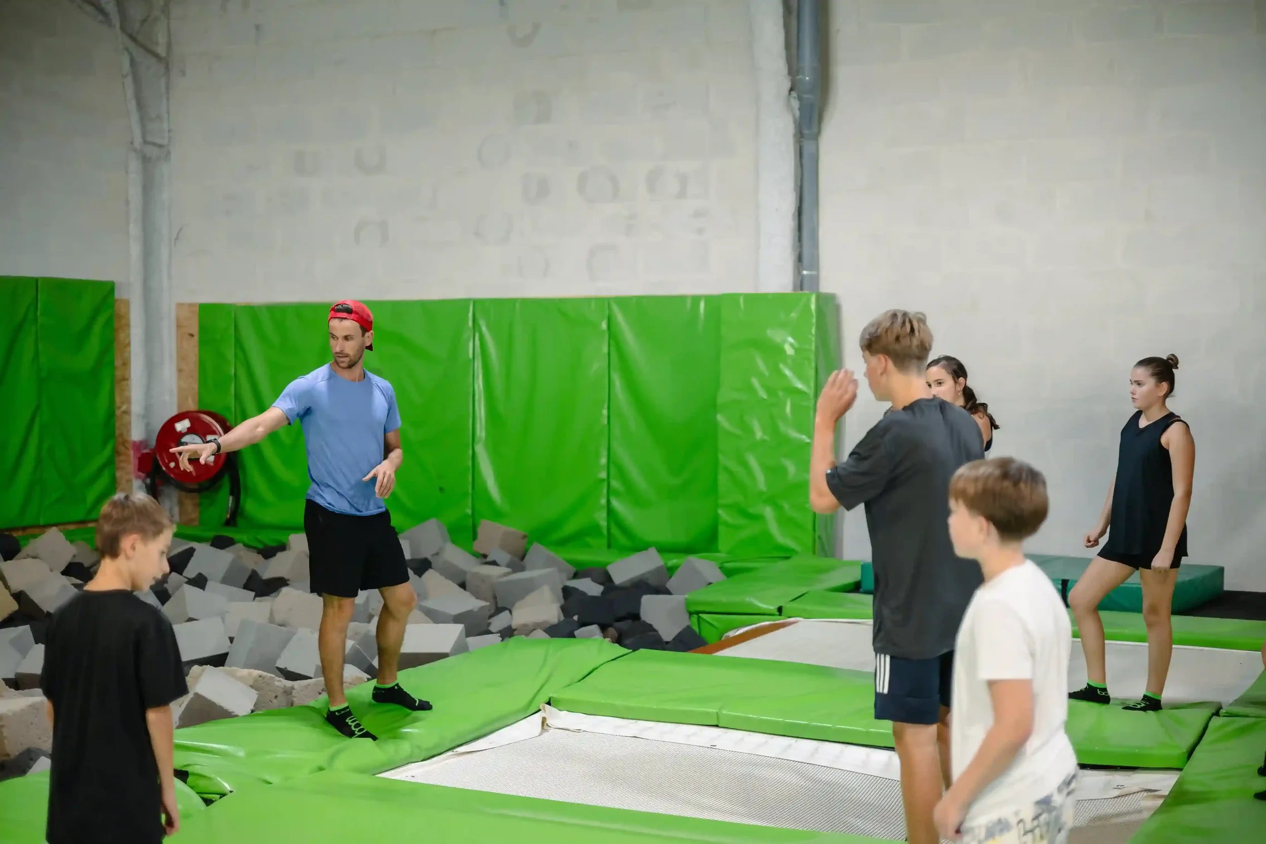 Consignes d'un exercice données sur les trampolines par le coach lors des cours à BAM FREESPORTS Chambéry.