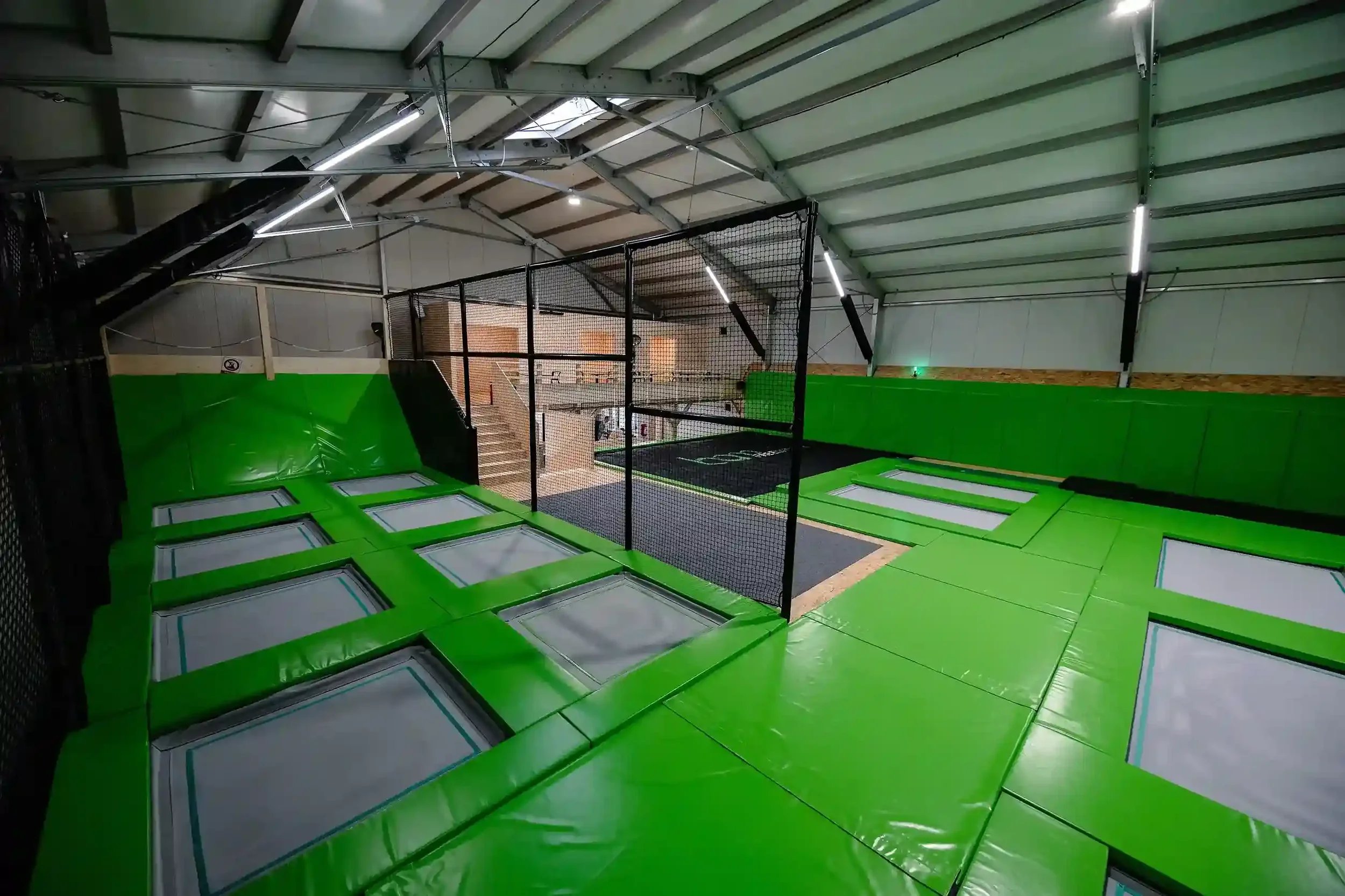 Intérieur de la salle de trampoline BAM FREESPORTS Annecy