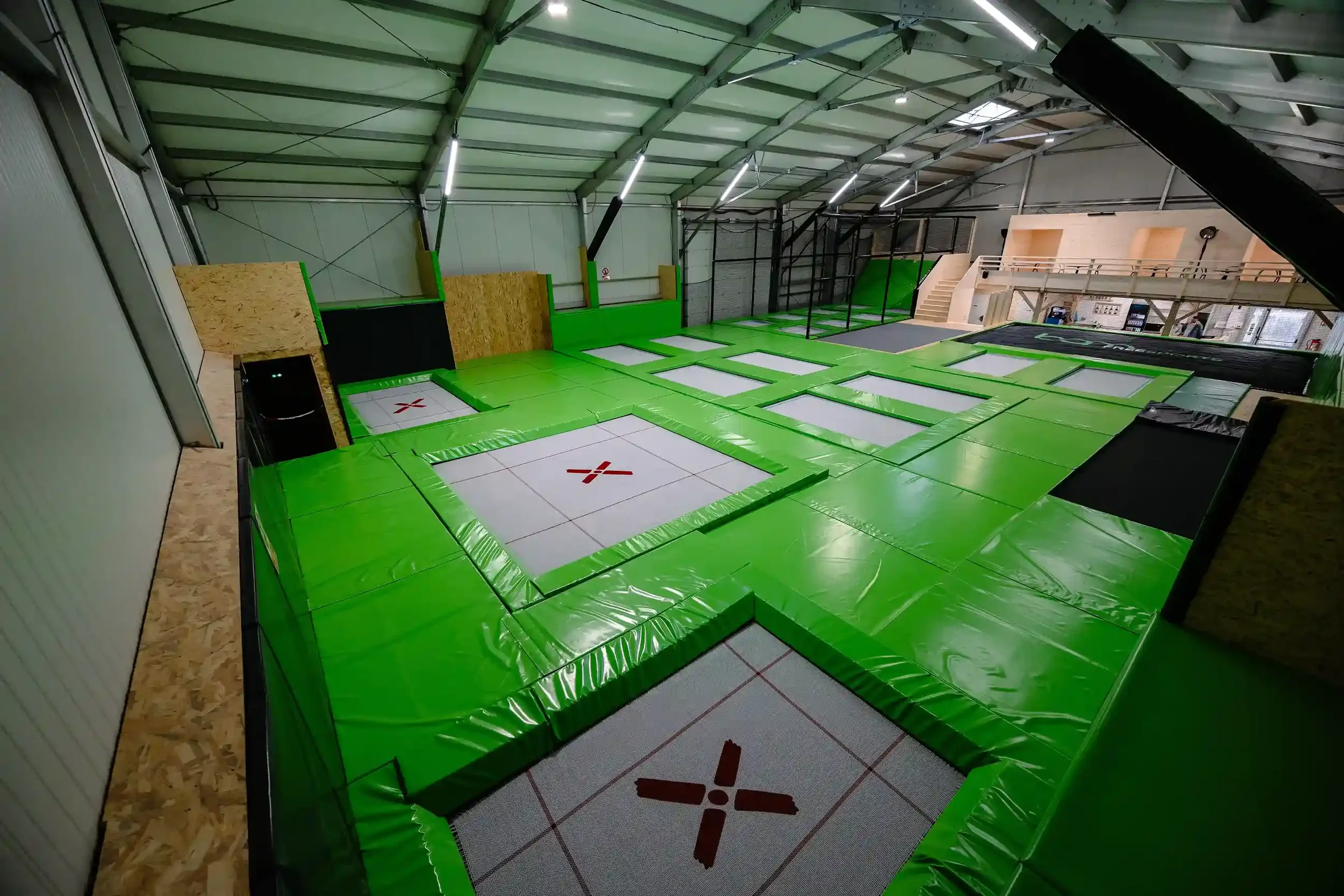 Intérieur de la salle de trampoline BAM FREESPORTS Annecy