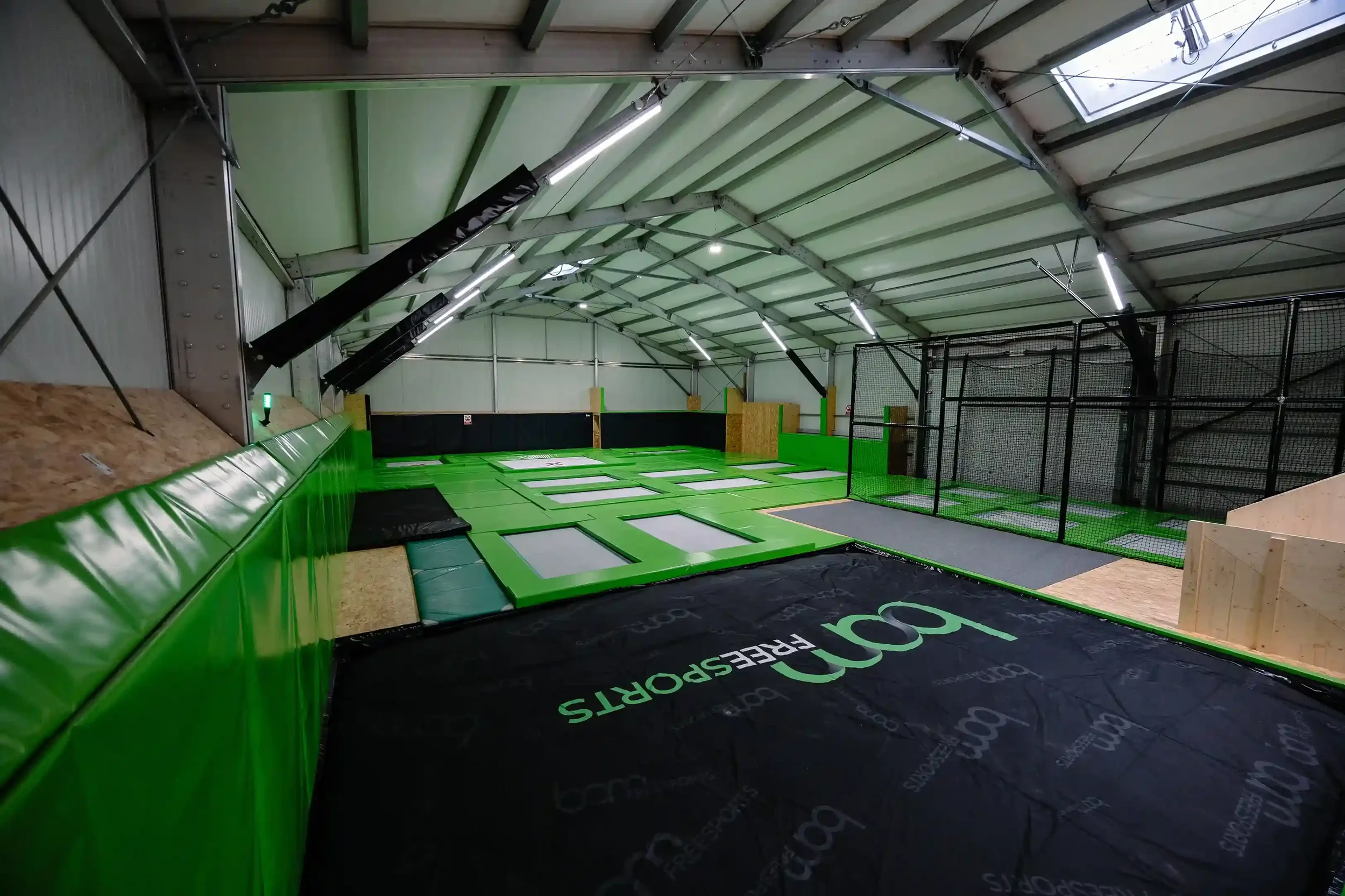 Intérieur de la salle de trampoline BAM FREESPORTS Annecy