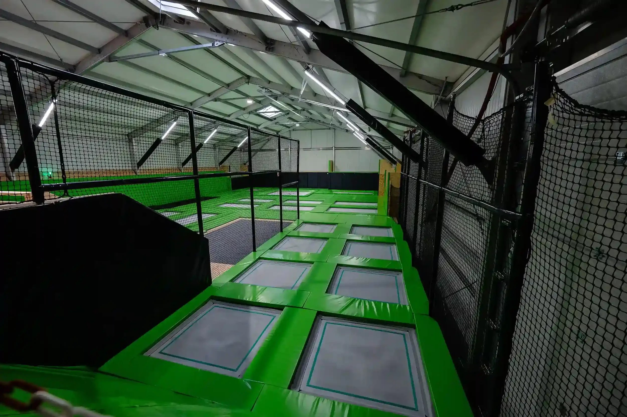 Intérieur de la salle de trampoline BAM FREESPORTS Annecy