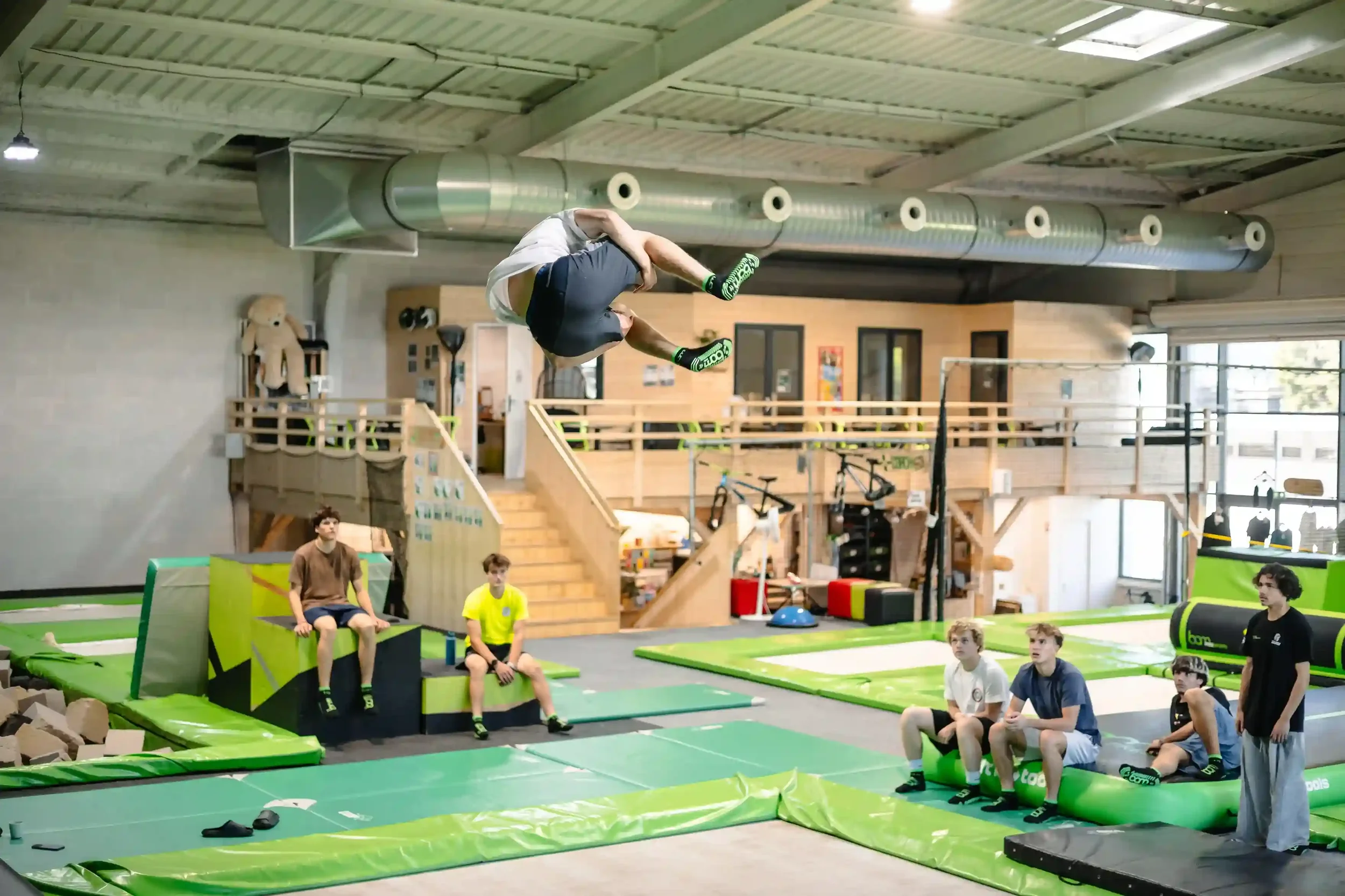 Jeunes pratiquants de trampoline freestyle qui s'entrainent dans la salle de BAM FREESPORTS Chambéry.