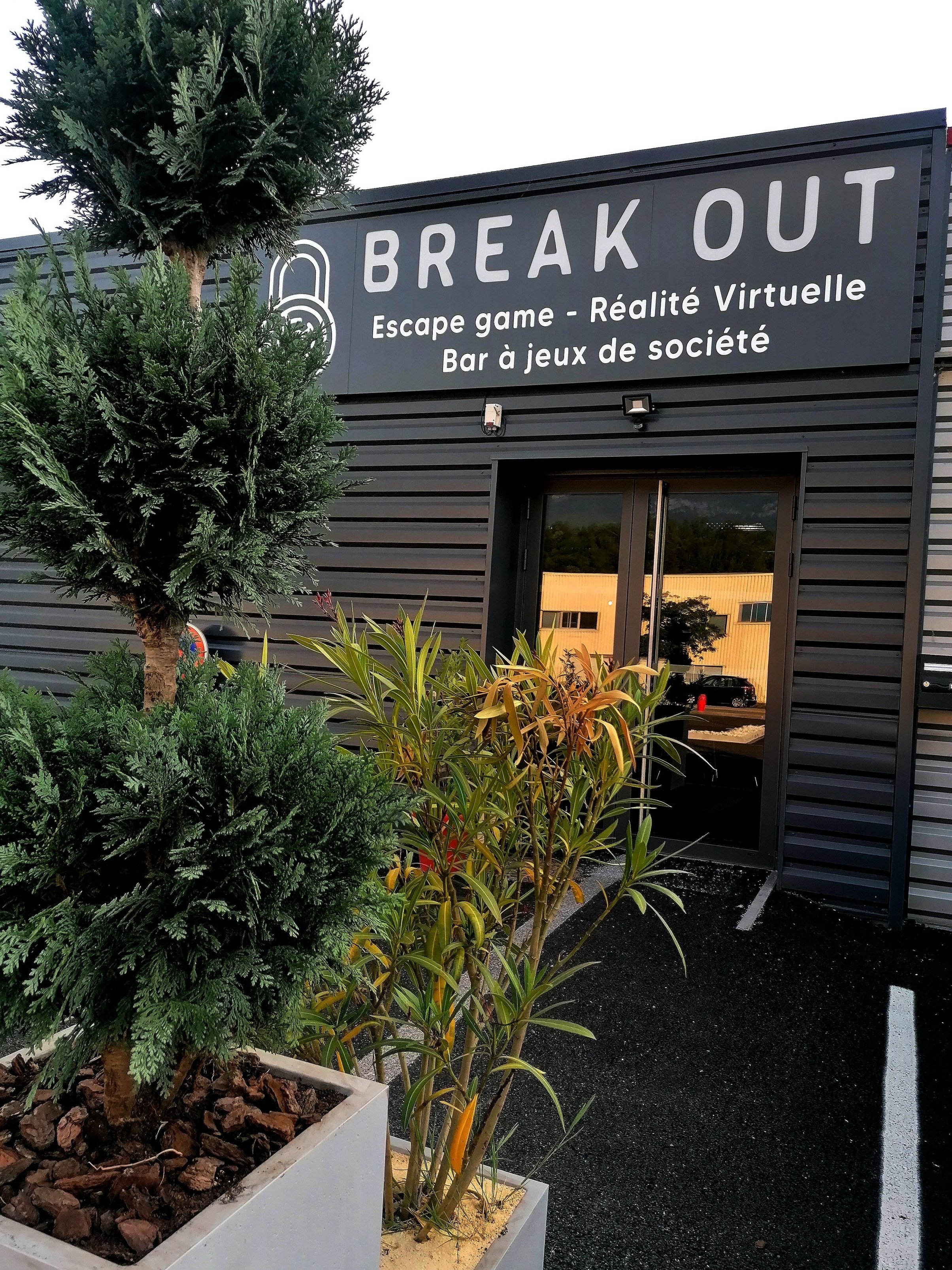 L'extérieur d'un centre de divertissement nommé 'Break Out'.