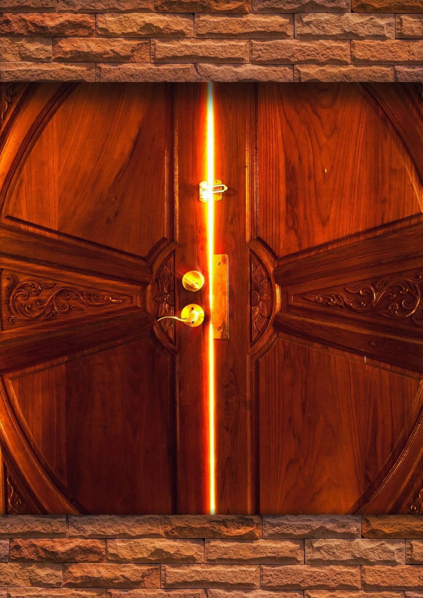 Geöffnete Holztür mit einfallendem Licht als Symbol für persönliche Ressourcen und Potenziale