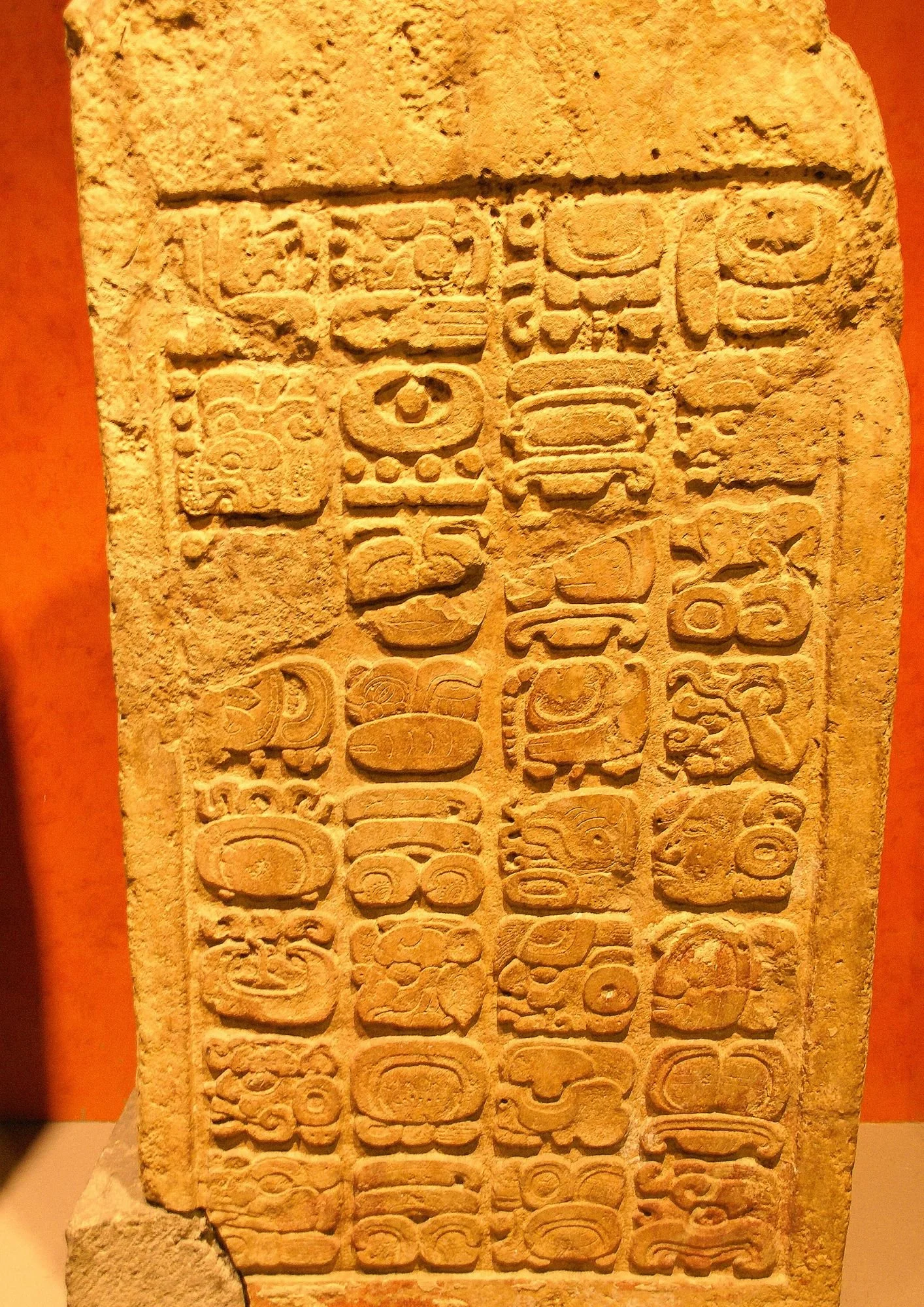 Historische Schrifttafel mit alten Zeichen als Symbol für überliefertes Wissen, Sprache und Symbolsysteme der Maya Kultur des Tzolkin.