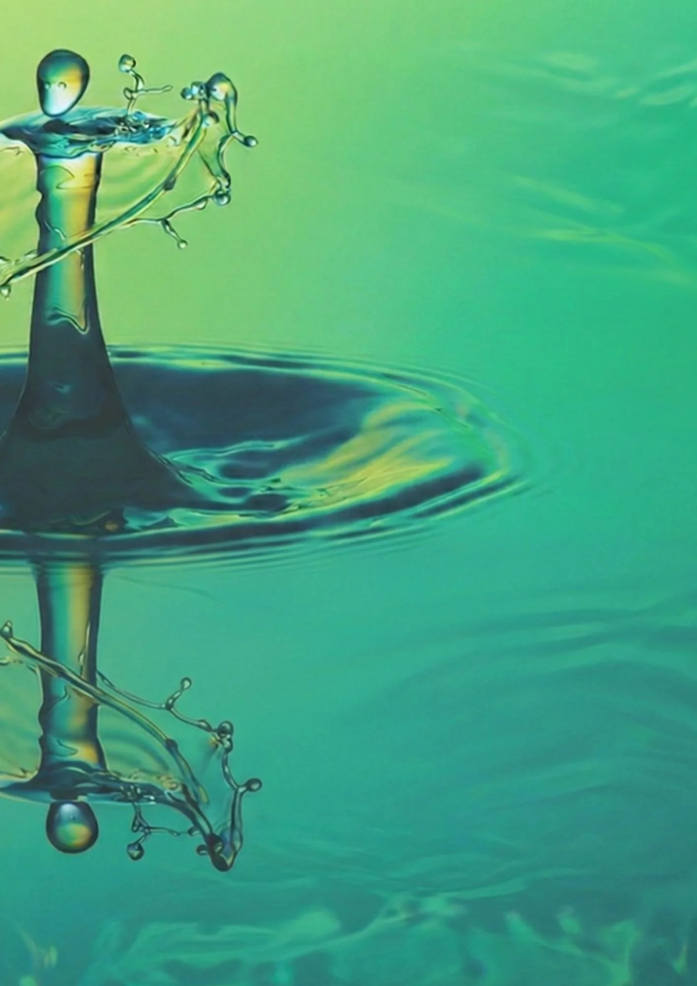 Wassertropfen mit kreisförmigen Wellen als Symbol für Beziehungen und Resonanz