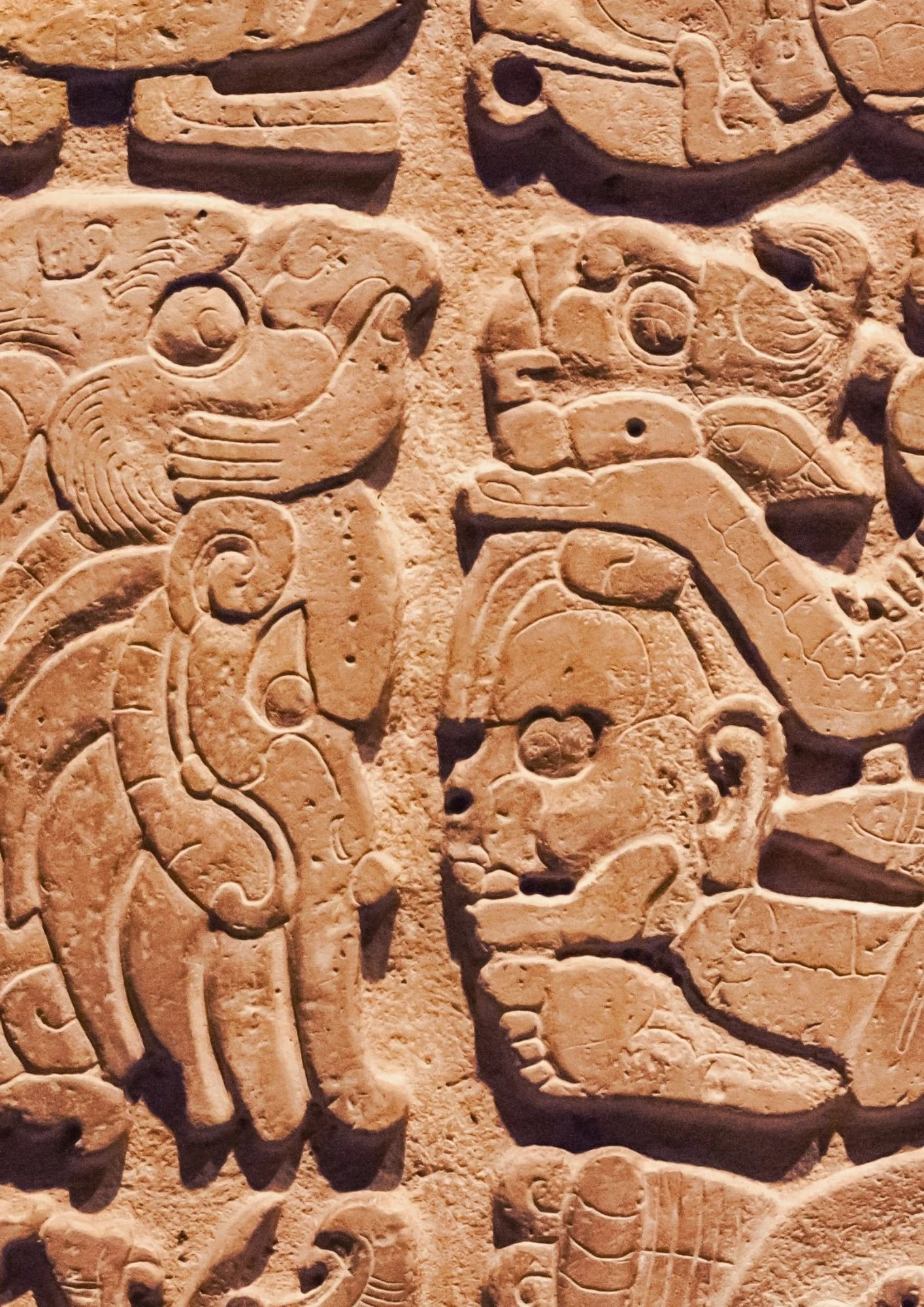 Historisches Steinrelief mit alten Symbolen als Sinnbild für Tzolkin und archetypische Muster