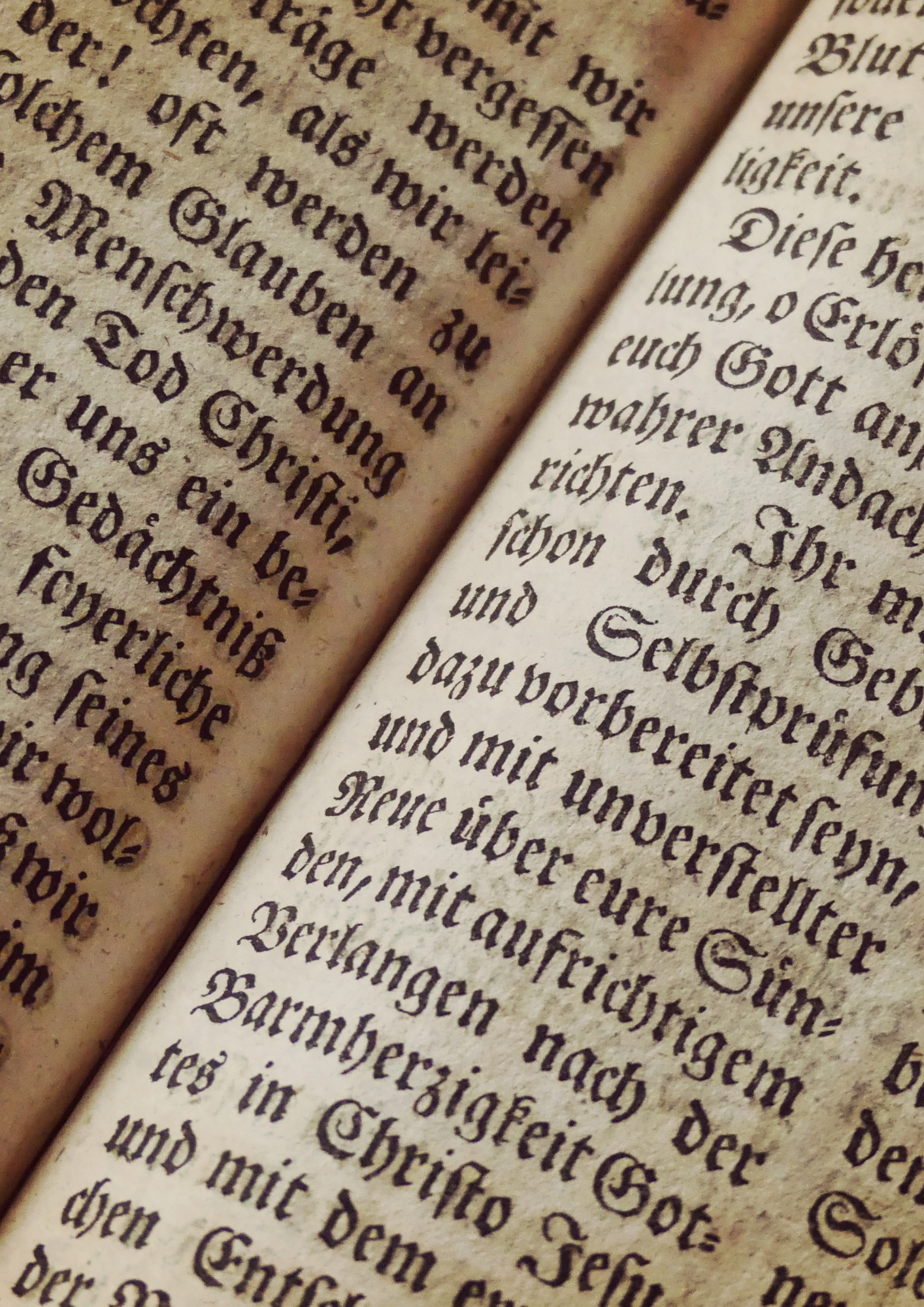 Ein aufgeschlagenes altes Buch mit handgeschriebenem deutschen Text in gotischer Schrift.