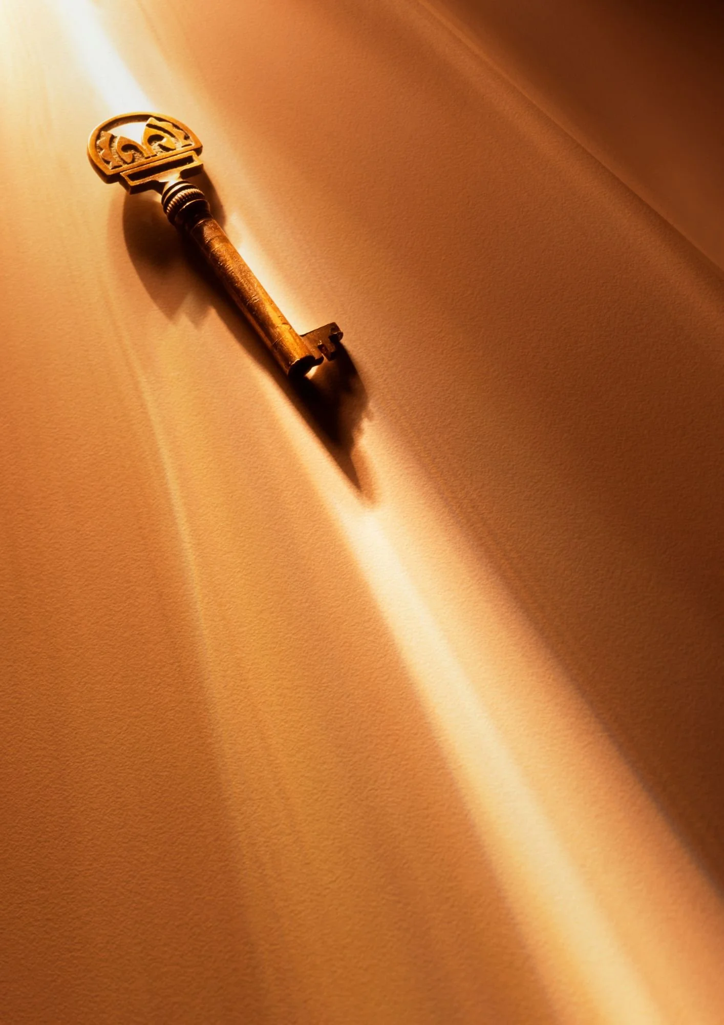 Goldener Schlüssel im warmen Licht als Symbol für Selbsterkenntnis und den Zugang zur persönlichen Matrix.