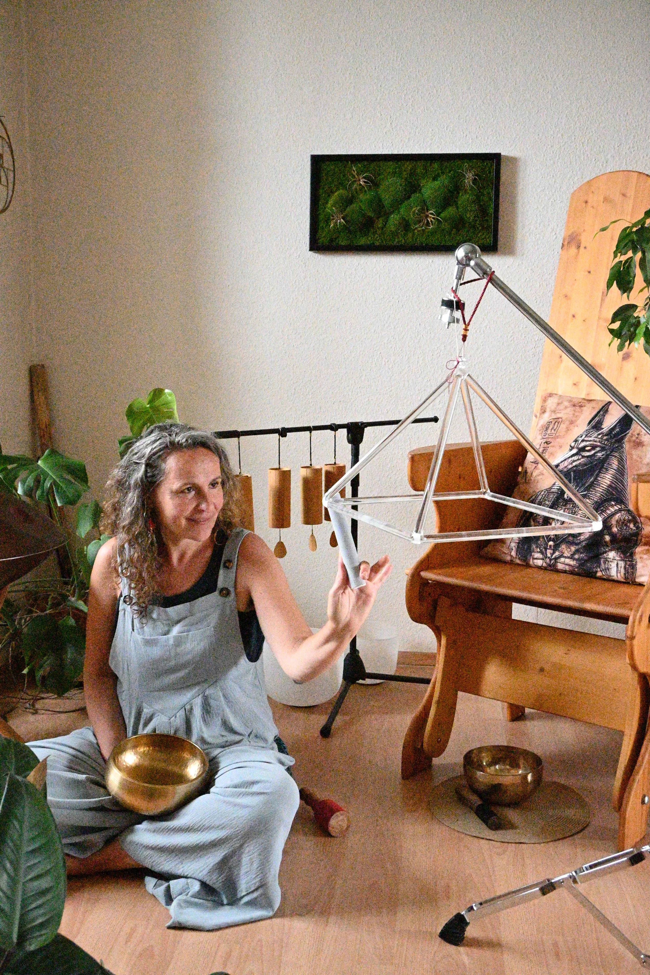 Romina Kühne im Behandlungsraum von Soul Spa Berlin mit einer Kristallklangpyramide für QHHT, ganzheitliche Klangmassagen und tiefe Bewusstseinsarbeit.