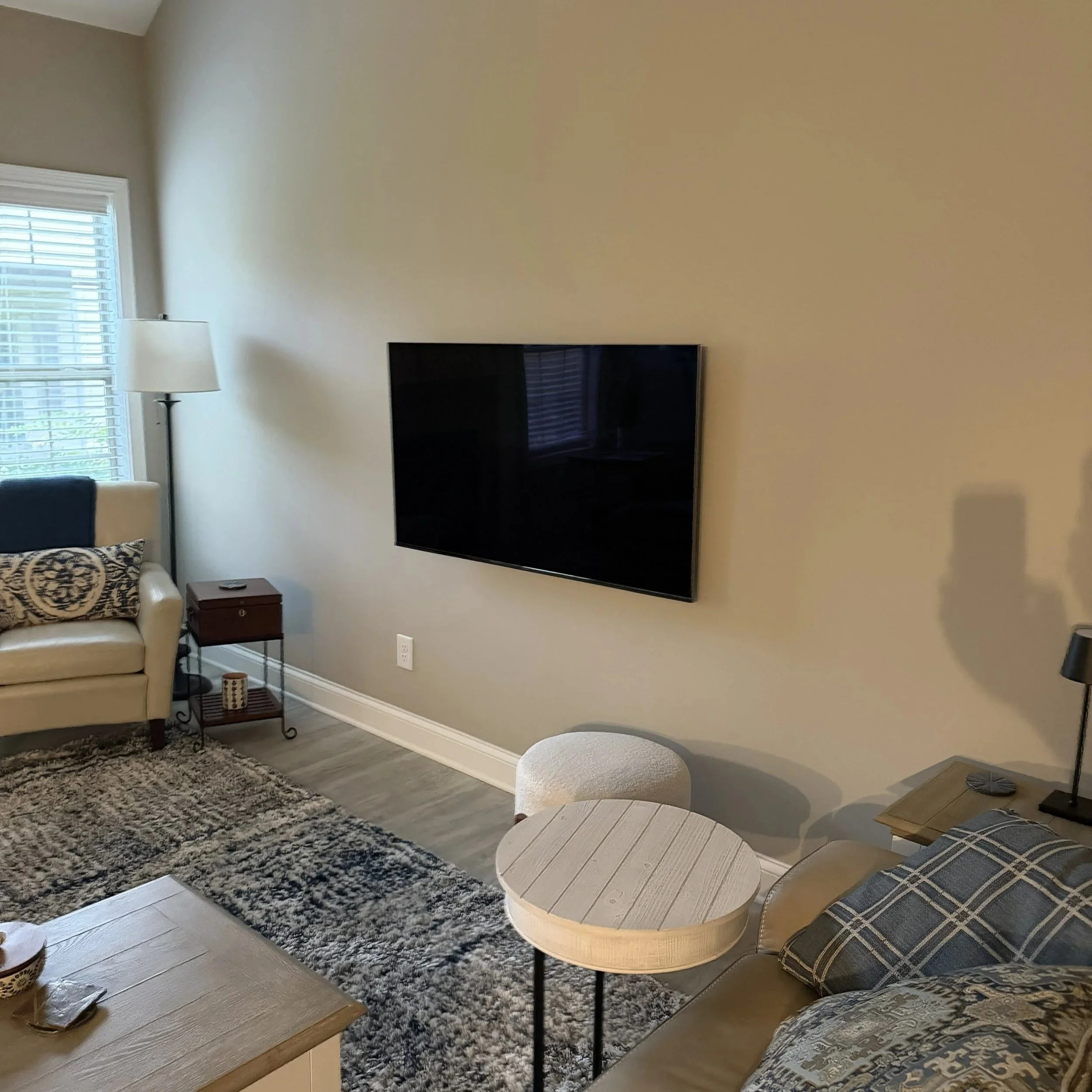 Professional flat-screen TV wall mounting service in a Knoxville, TN living room.