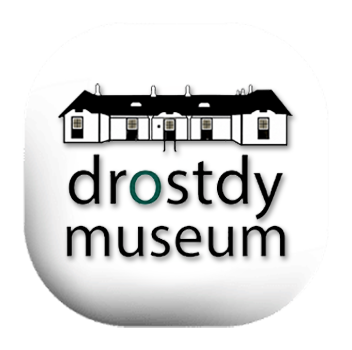 Logo of the Drostdy Museum featuring a black and white illustration of a large house and the museum name.