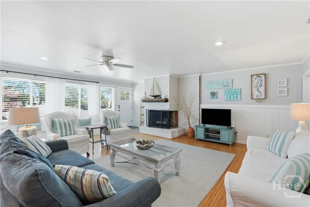 10 CENTER TERRACE LIVINGROOM.jpg