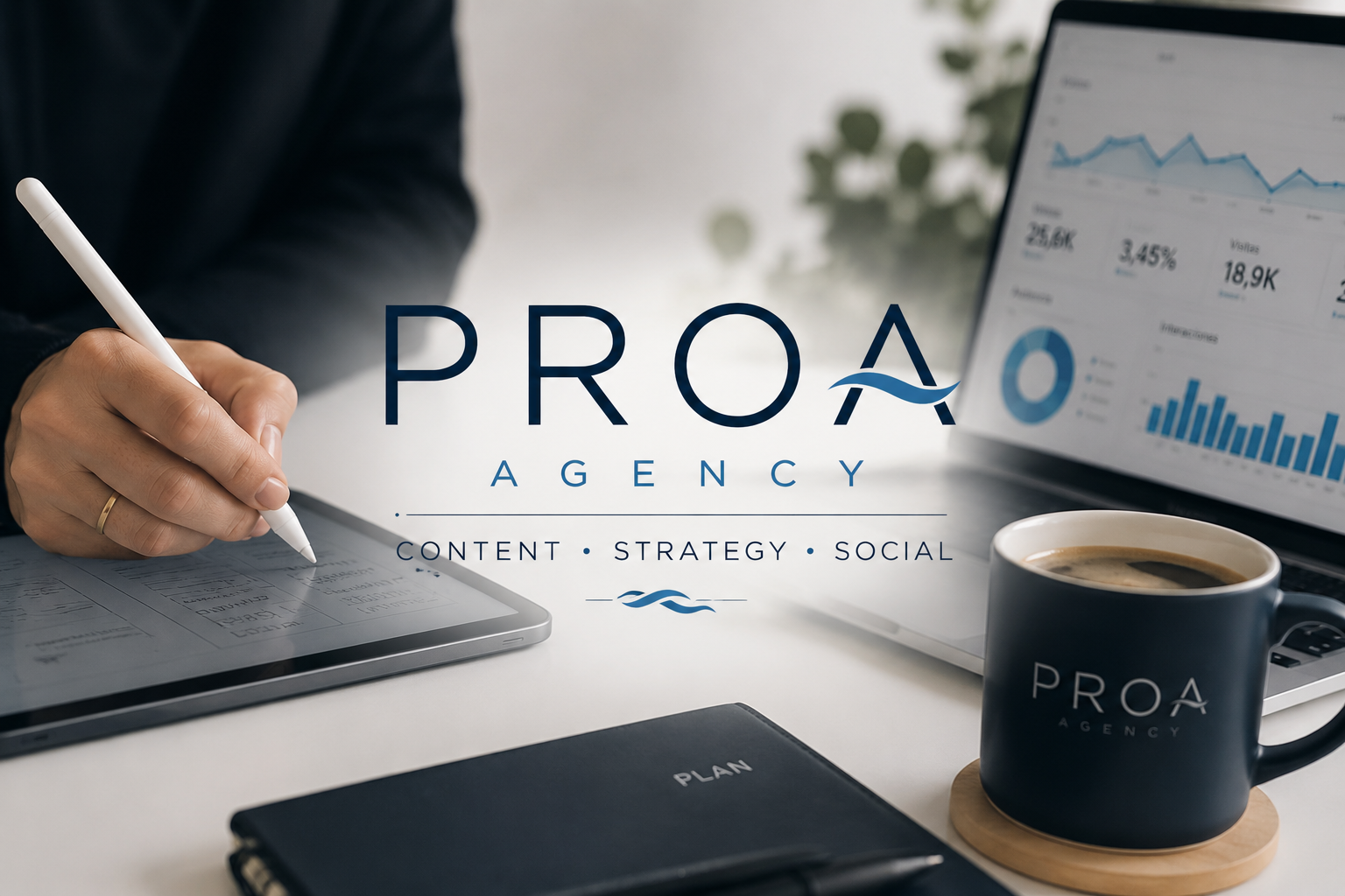 Imagen de una oficina con una persona escribiendo en una tableta digital, una taza de café con el logo 'PROA Agency' y una laptop con gráficos de análisis y estadísticas, y un cuaderno con la palabra 'PLAN'.