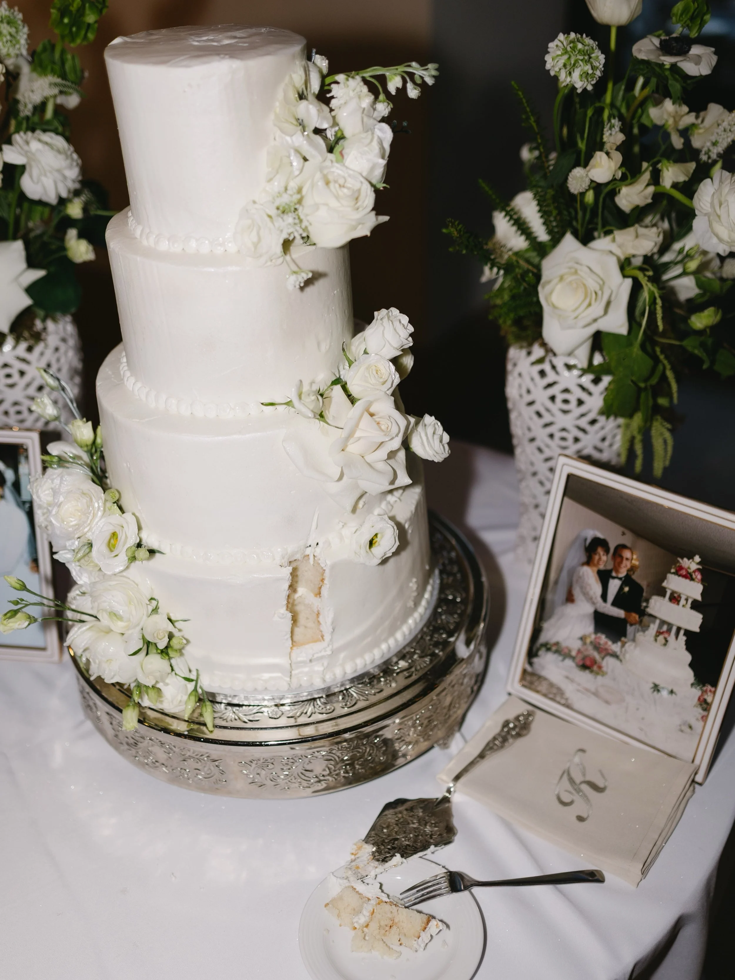 some flashy late night reception photos! 🥂🪩

planner: @ambermorrillevents 
venue: @signialacanteraresort 
florals: @uptownflowers