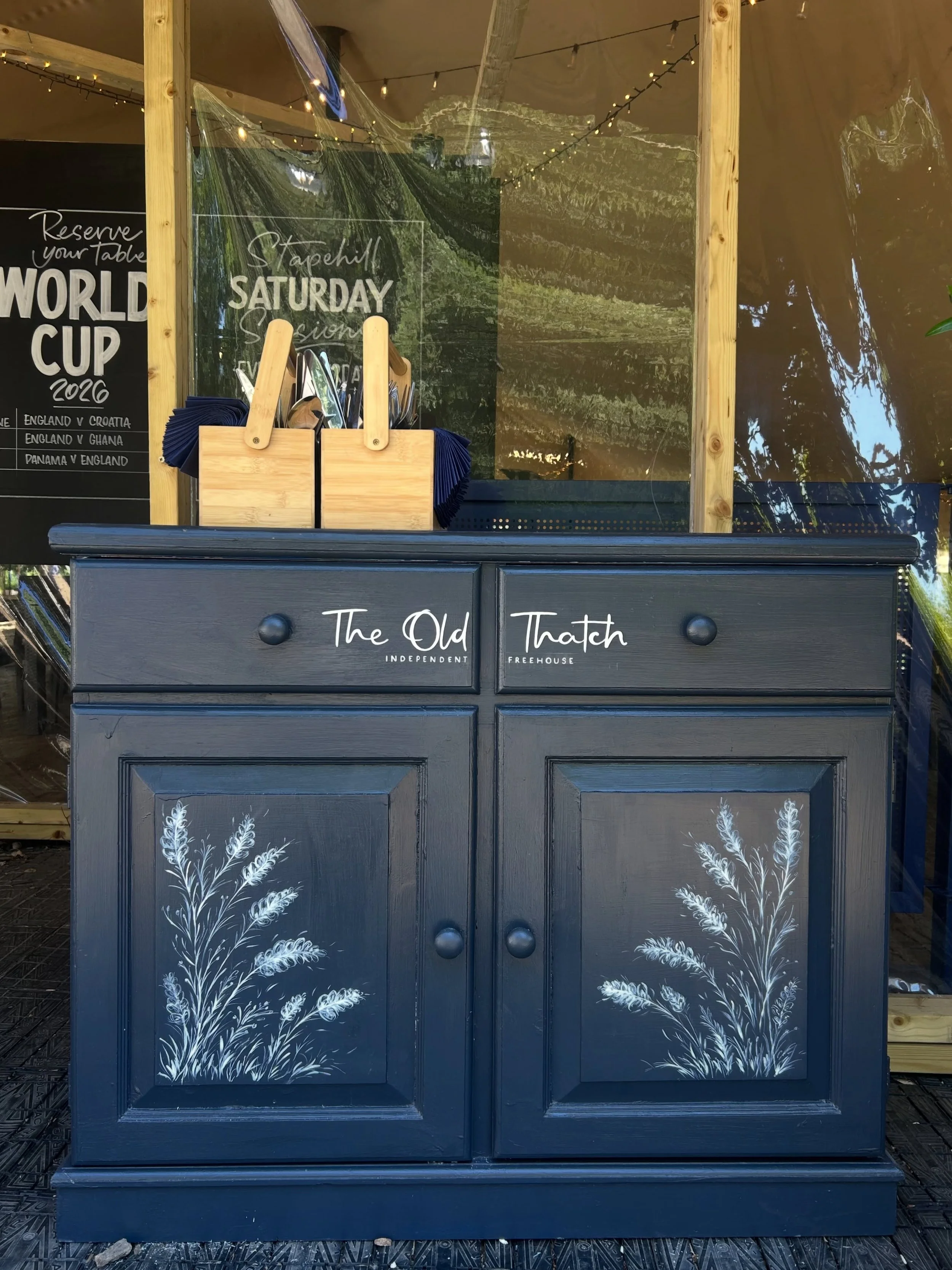 A really lovely one from this week! I added some decorative painting to this original pub cabinet. Freehand hand-painted logo and some wheatgrass detailing on the doors 🌾 A super simple design, but so elegant and effective - the perfect finishing to