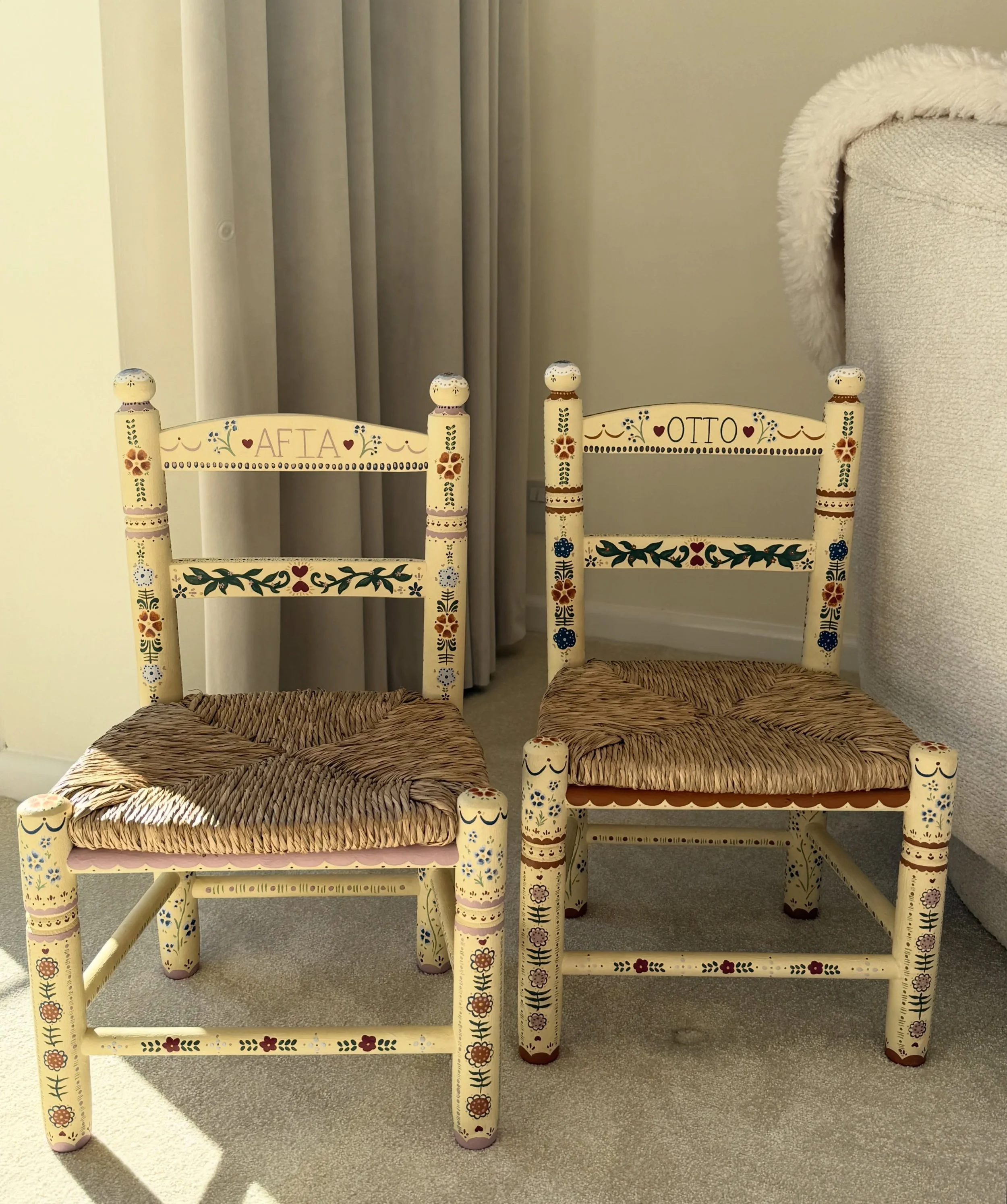 Matching but different!🥀💫🦢✨🧚&zwj;♀️💌🎀🐣

Folk art floral style personalised chairs for @_imogenolivia_ - thank you so much for the trust with this project!🤍

Complete with a hand painted table too (reveal pending!), I hand painted these design