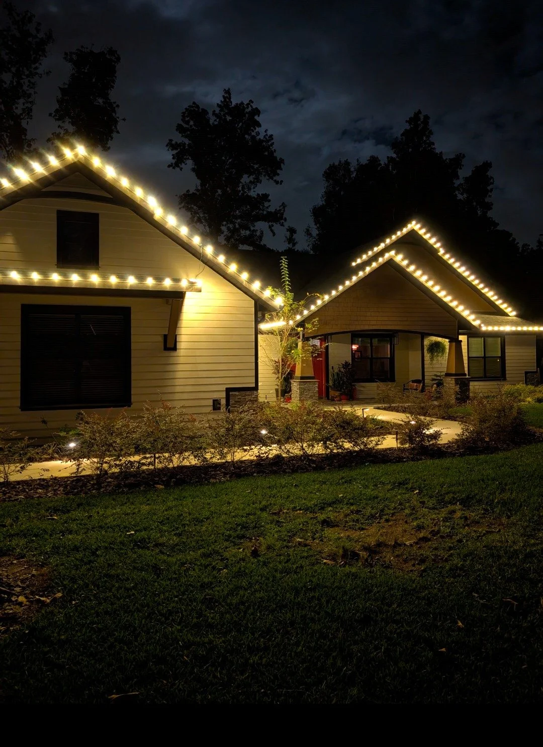 Top-rated holiday light installation lighting up rooflines across an Orlando neighborhood