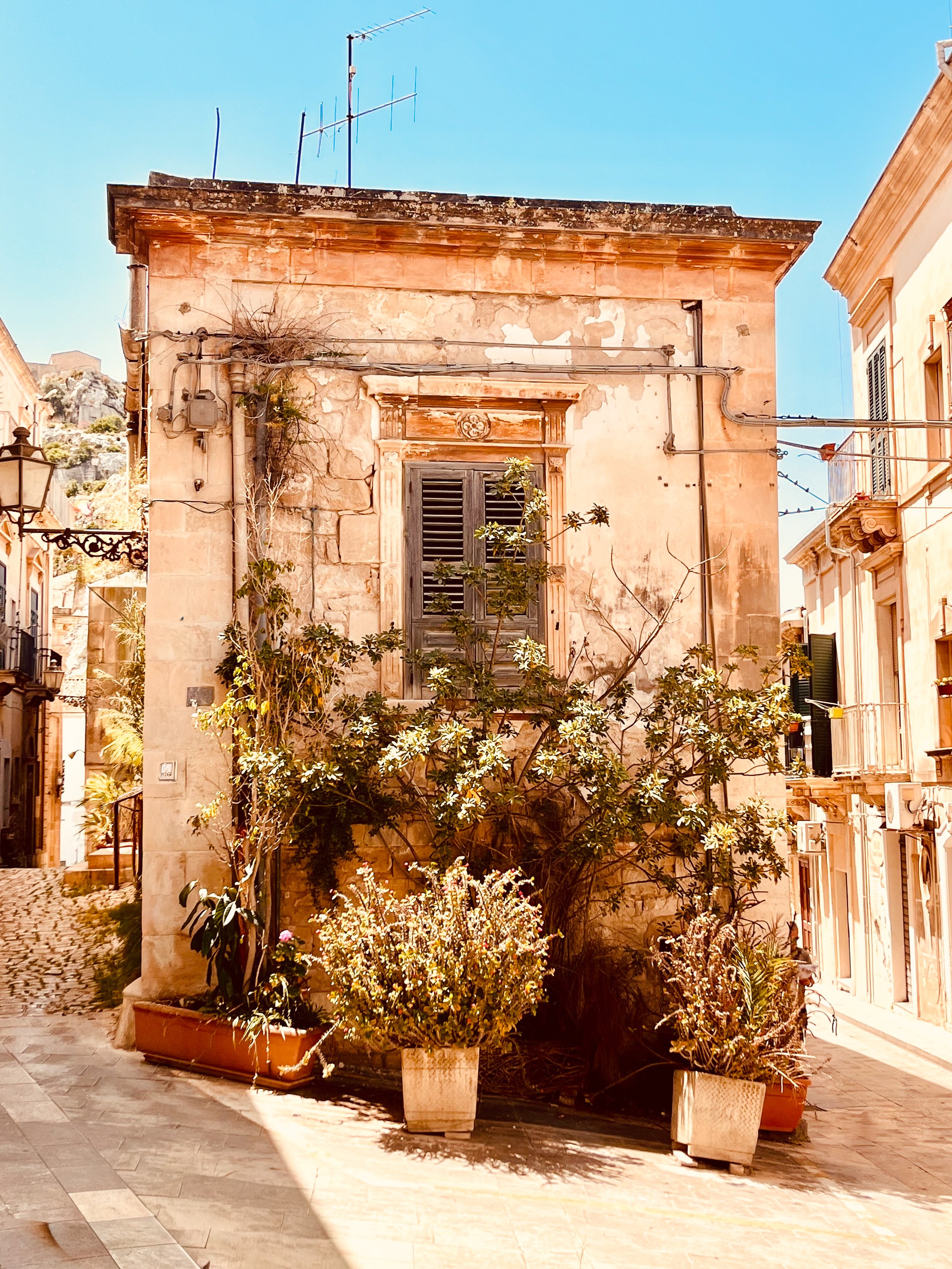 A rustic building in the baroque Sicilian town of Scicli. A stop not to be missed on any road trip through southeastern Sicily.