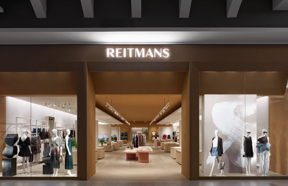REITMANS — 2026. 

 « Dans cette volonté d'ancrer l'expérience dans une dimension plus créative, Reitmans a collaboré avec l'artiste montréalaise Miville. Une œuvre originale a été intégrée à l'espace, introduisant une dimension artistique qui dialog