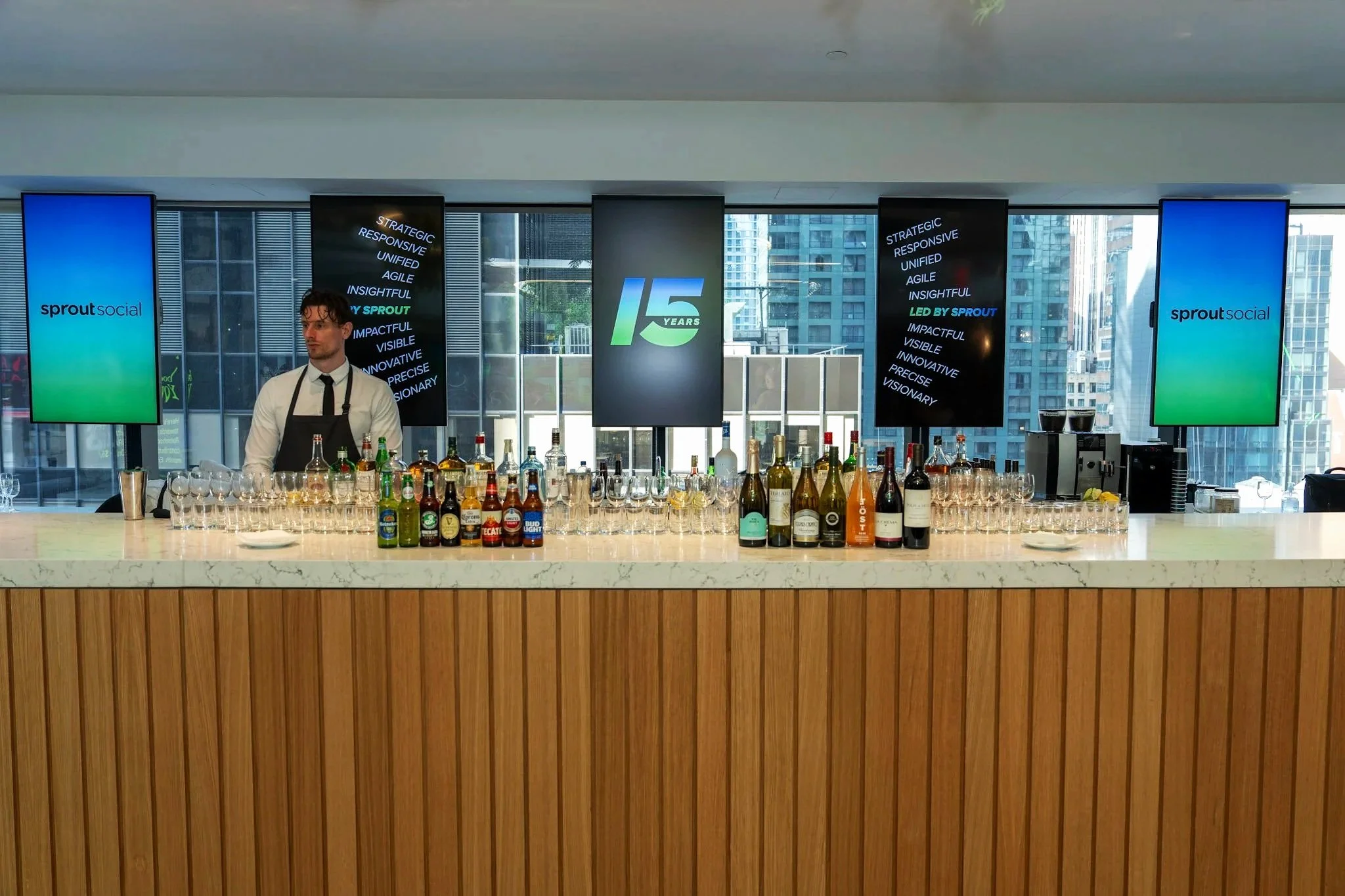 Nasdaq 15 Cafe Screens