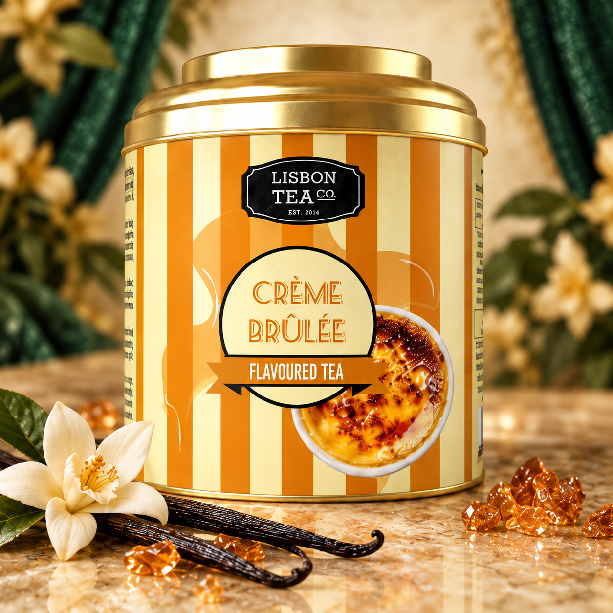 Chá Crème Brûlée da Lisbon Tea Co., em lata dourada às riscas, apresentado com baunilha e açúcar caramelizado.