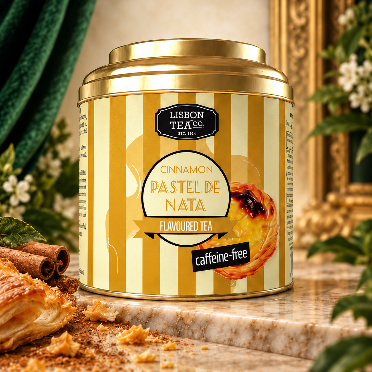 Lata de chá de canela com sabor de torta de nata, sem cafeína, em um ambiente decorado com plantas, flores e objetos dourados.